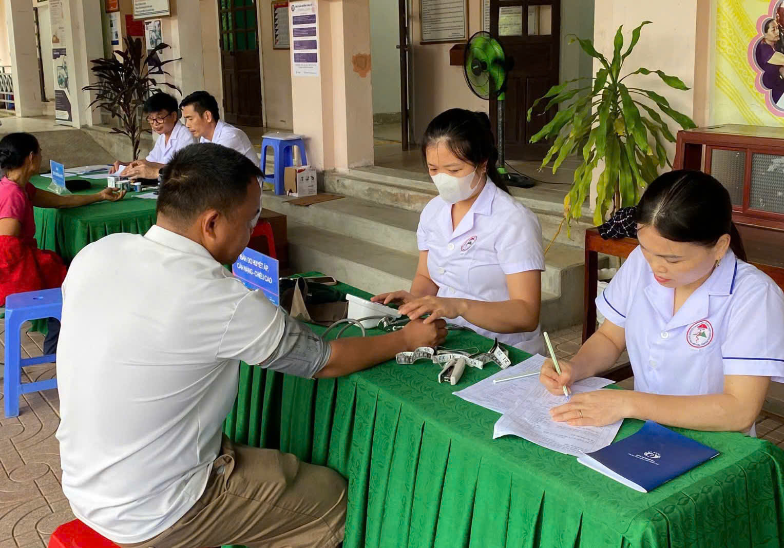 Nghệ An vượt mốc 1,6 triệu người dân được khám sức khỏe miễn phí- Ảnh 2.