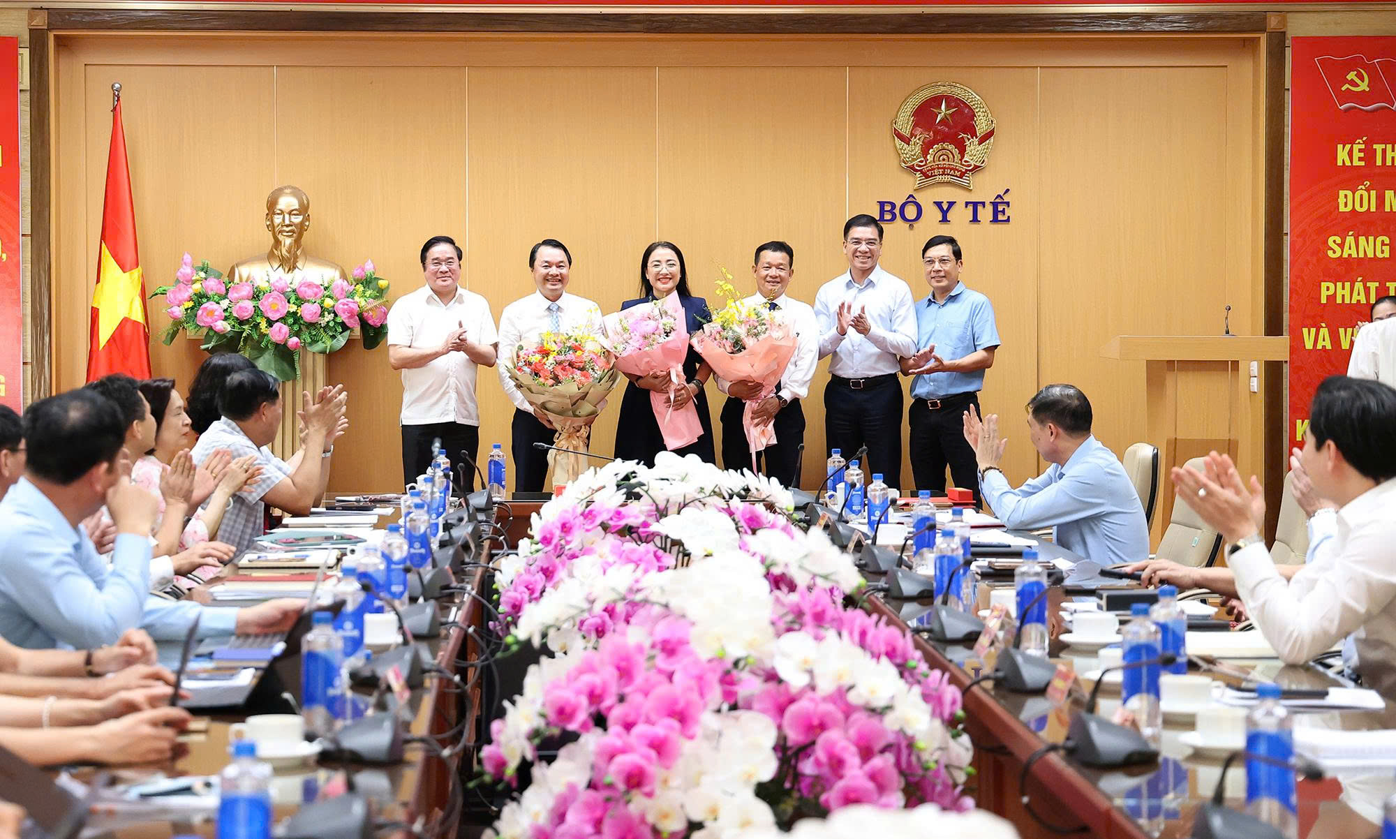 Bộ trưởng Đào Hồng Lan trao quyết định tiếp nhận, điều động, bổ nhiệm lãnh đạo Cục An toàn thực phẩm, Quỹ Phòng bệnh- Ảnh 11.