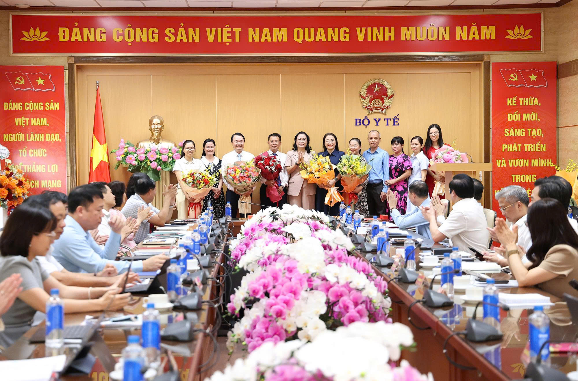 Bộ trưởng Đào Hồng Lan trao quyết định tiếp nhận, điều động, bổ nhiệm lãnh đạo Cục An toàn thực phẩm, Quỹ Phòng bệnh- Ảnh 10.