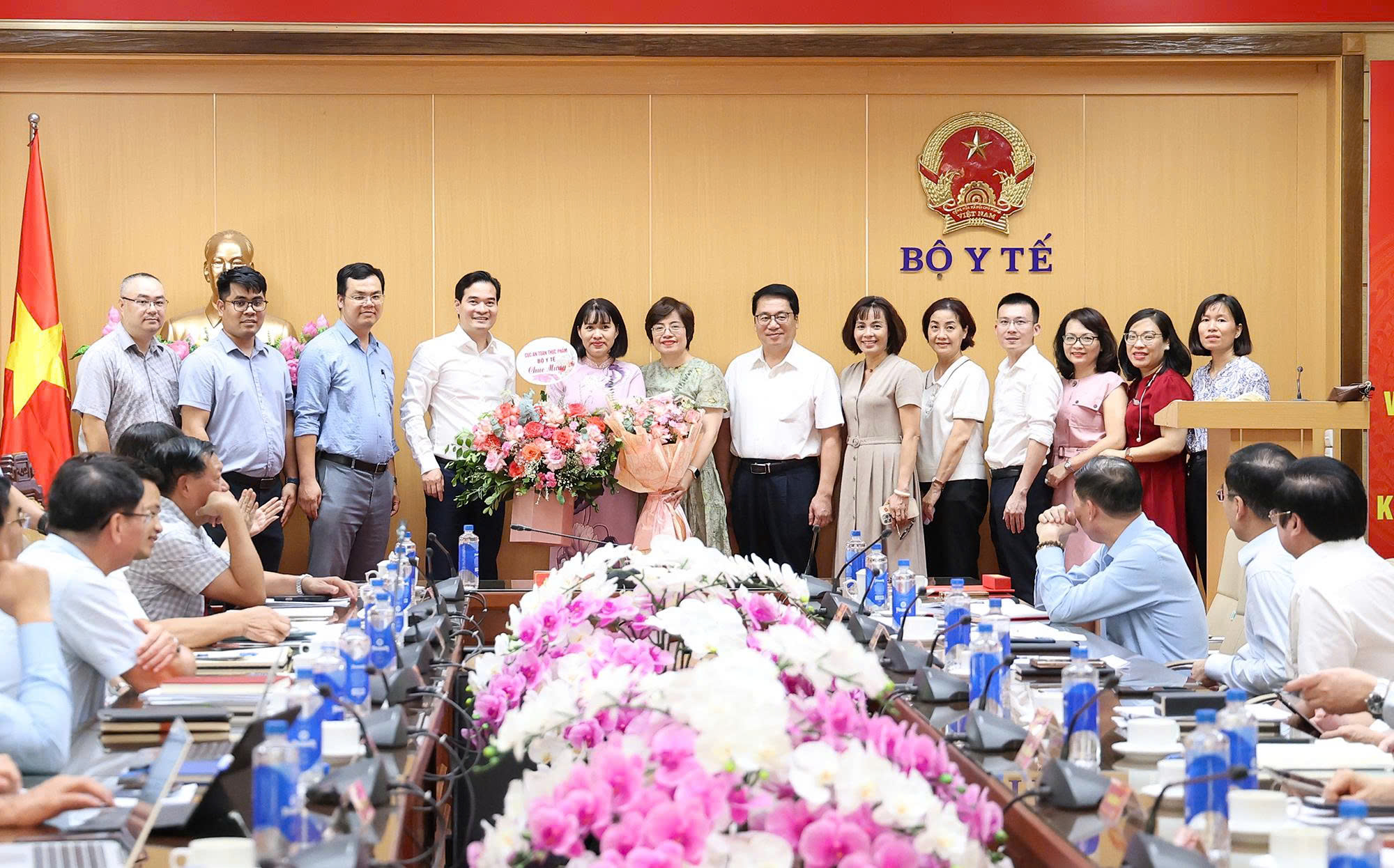 Bộ trưởng Đào Hồng Lan trao quyết định tiếp nhận, điều động, bổ nhiệm lãnh đạo Cục An toàn thực phẩm, Quỹ Phòng bệnh- Ảnh 9.