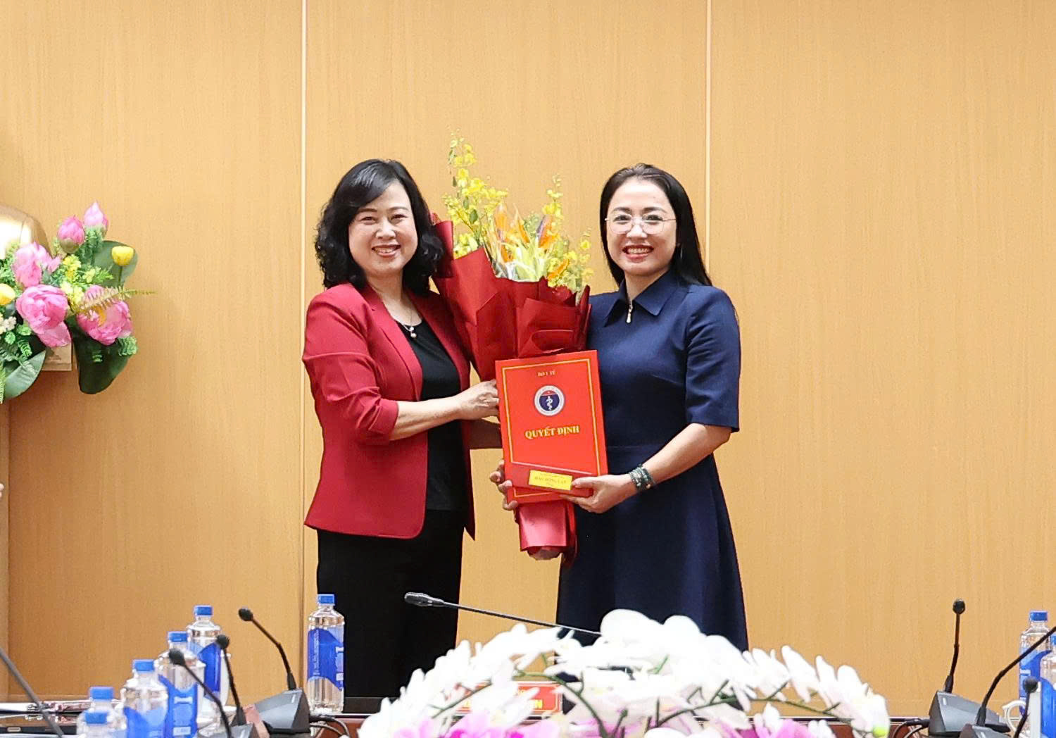 Bộ trưởng Đào Hồng Lan trao quyết định tiếp nhận, điều động, bổ nhiệm lãnh đạo Cục An toàn thực phẩm, Quỹ Phòng bệnh- Ảnh 2.