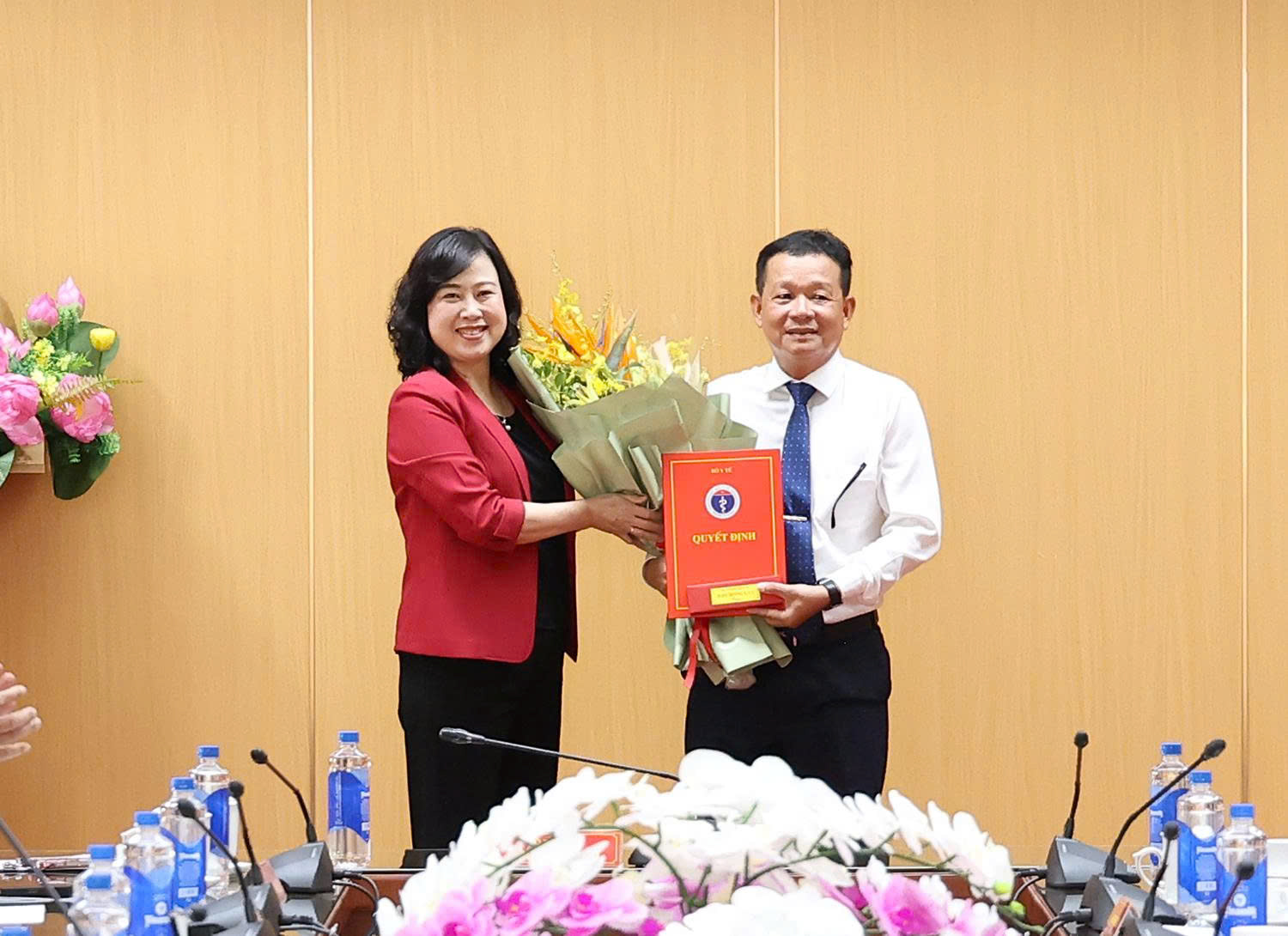 Bộ trưởng Đào Hồng Lan trao quyết định tiếp nhận, điều động, bổ nhiệm lãnh đạo Cục An toàn thực phẩm, Quỹ Phòng bệnh- Ảnh 3.