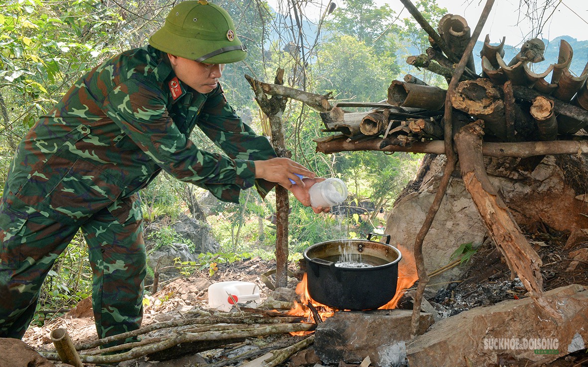 Dân quân nơi biên cương góp sức tìm hài cốt liệt sĩ giữa núi rừng Vị Xuyên - Ảnh 12.