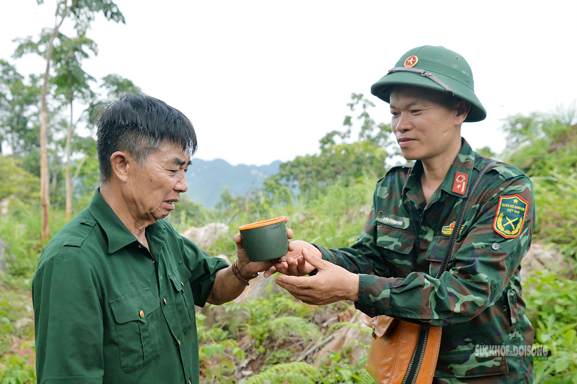 Bác sĩ kiêm anh nuôi tiếp sức cho bộ đội giữa rừng - Ảnh 7.