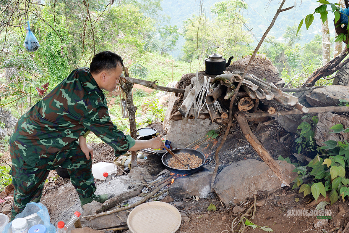 Bác sĩ kiêm anh nuôi tiếp sức cho bộ đội giữa rừng - Ảnh 5.