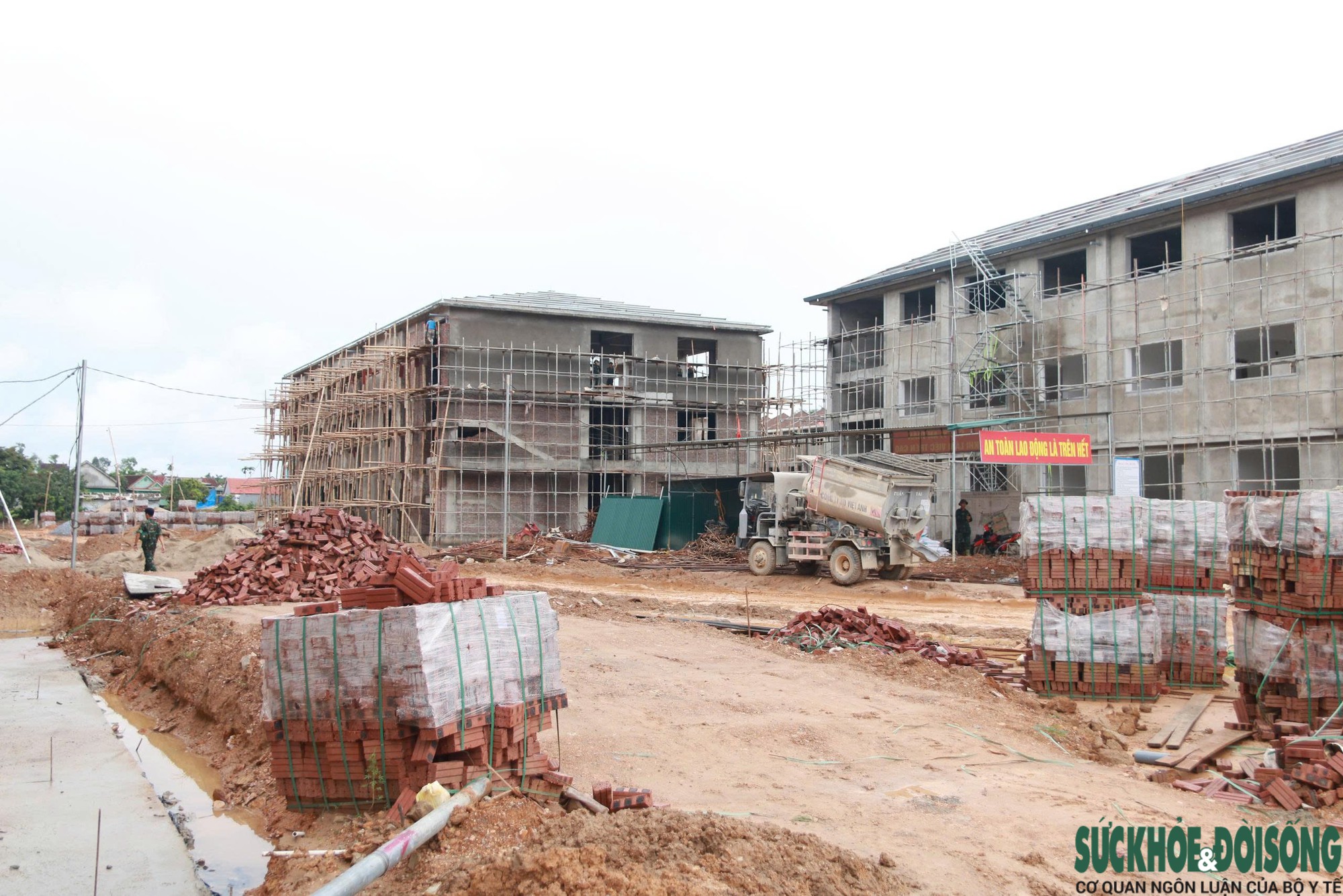 Bộ đội góp sức dựng trường nội trú vùng biên- Ảnh 10.
