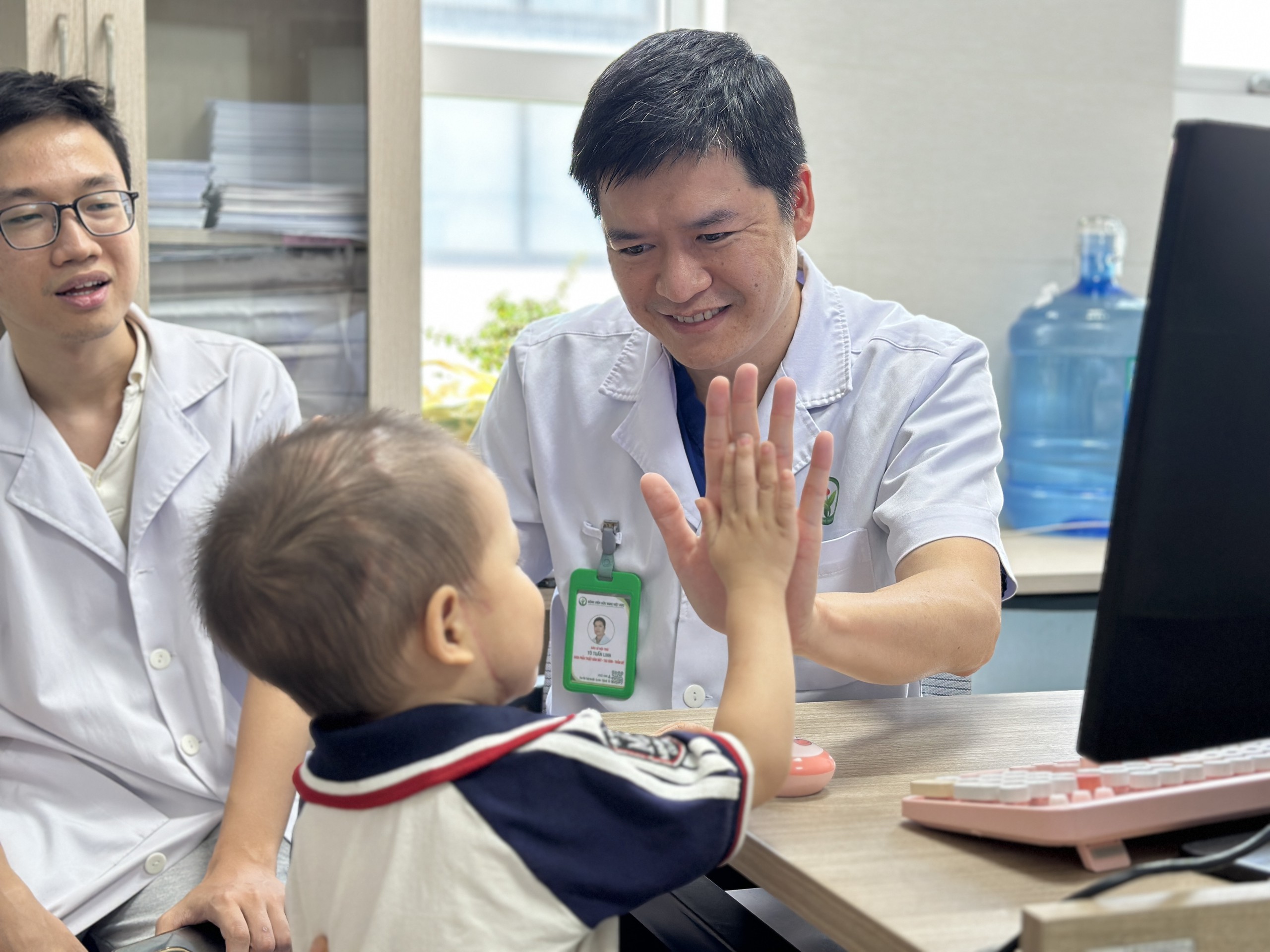 Bé trai 26 tháng bị chó nhà cắn nát vùng hàm mặt, hoảng loạn khi nhập viện- Ảnh 3.