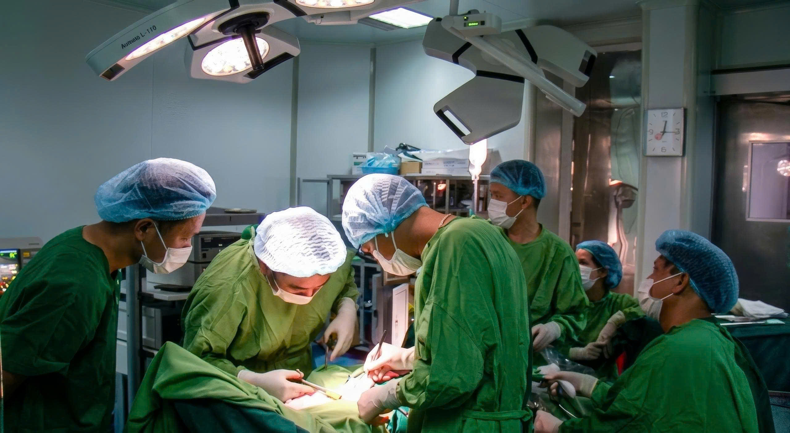 Ung thư không chờ đến khi cơ thể lên tiếng, bác sĩ khuyến cáo tầm soát sớm- Ảnh 2.