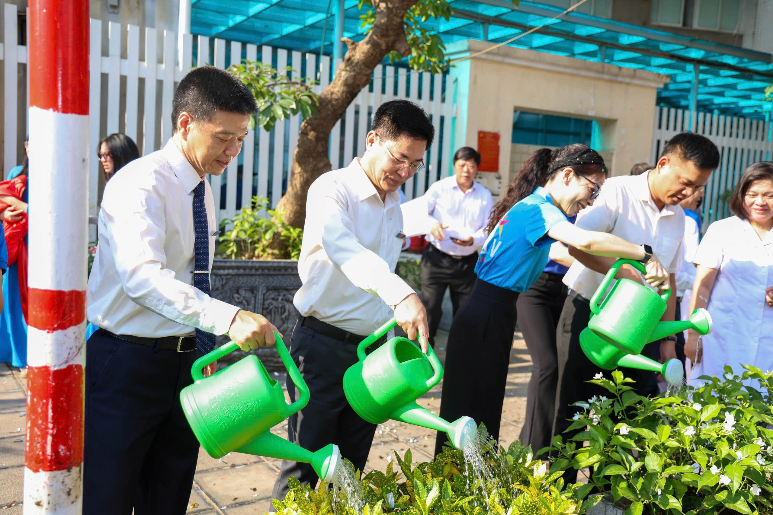 Xây dựng nếp sống văn minh, môi trường sáng-xanh-sạch-đẹp tại bệnh viện - Ảnh 3.