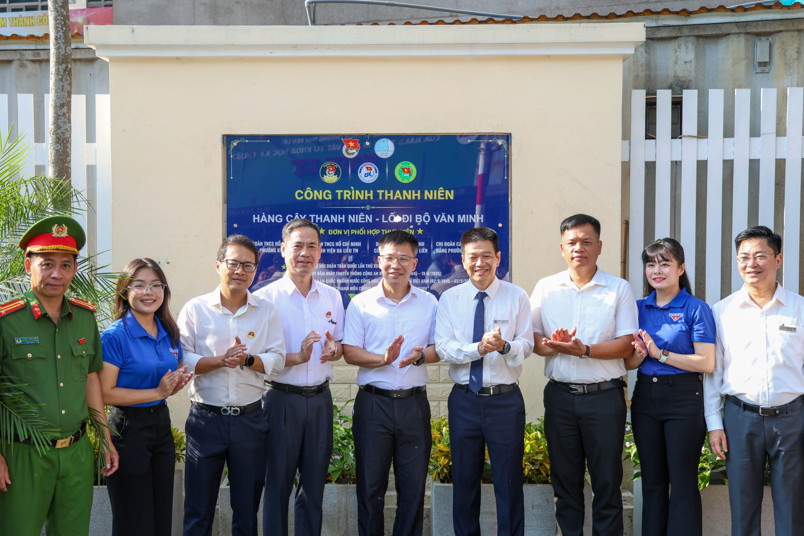 Xây dựng nếp sống văn minh, môi trường sáng-xanh-sạch-đẹp tại bệnh viện - Ảnh 2.