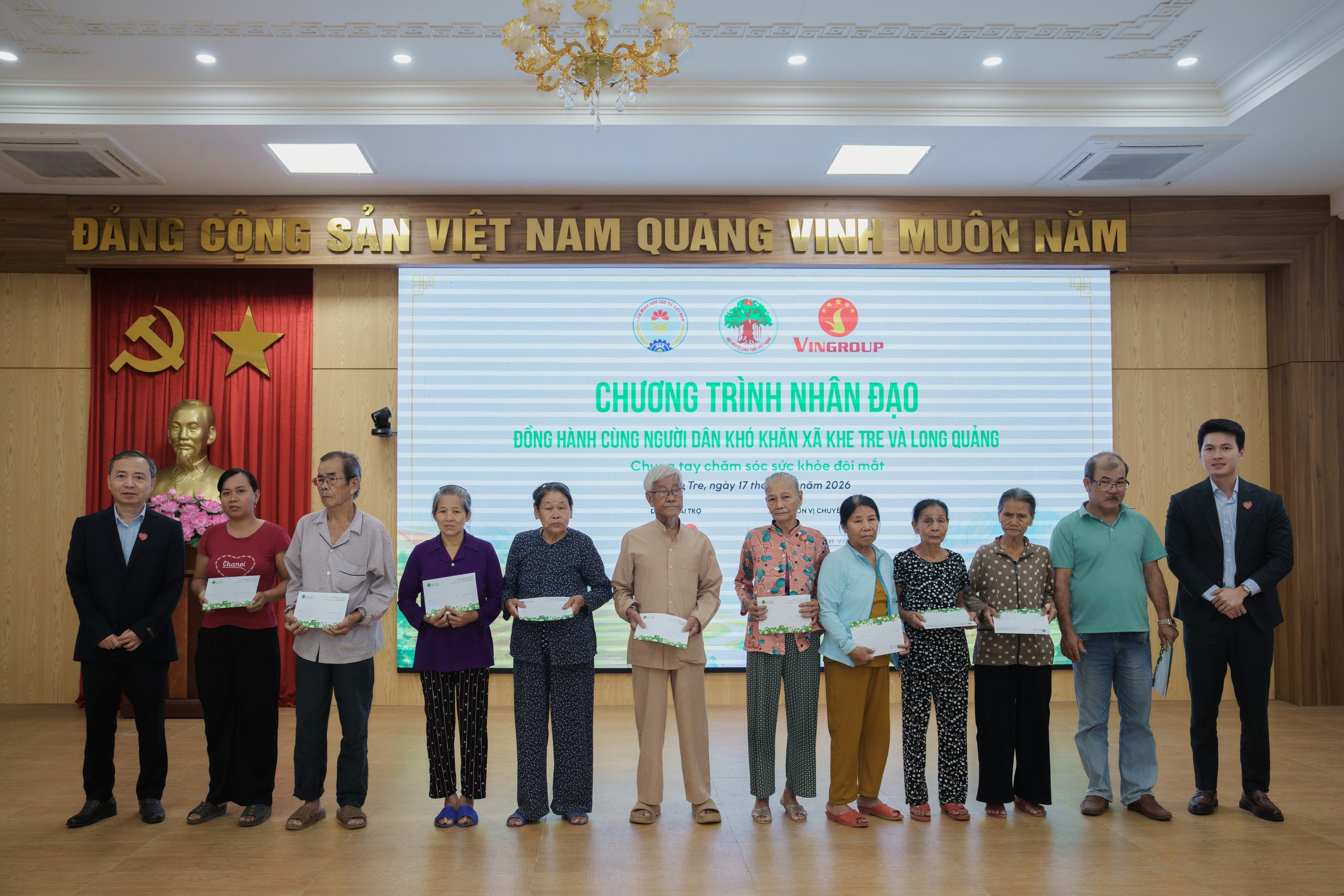 Khám mắt miễn phí cho người dân miền núi xứ Huế- Ảnh 1.