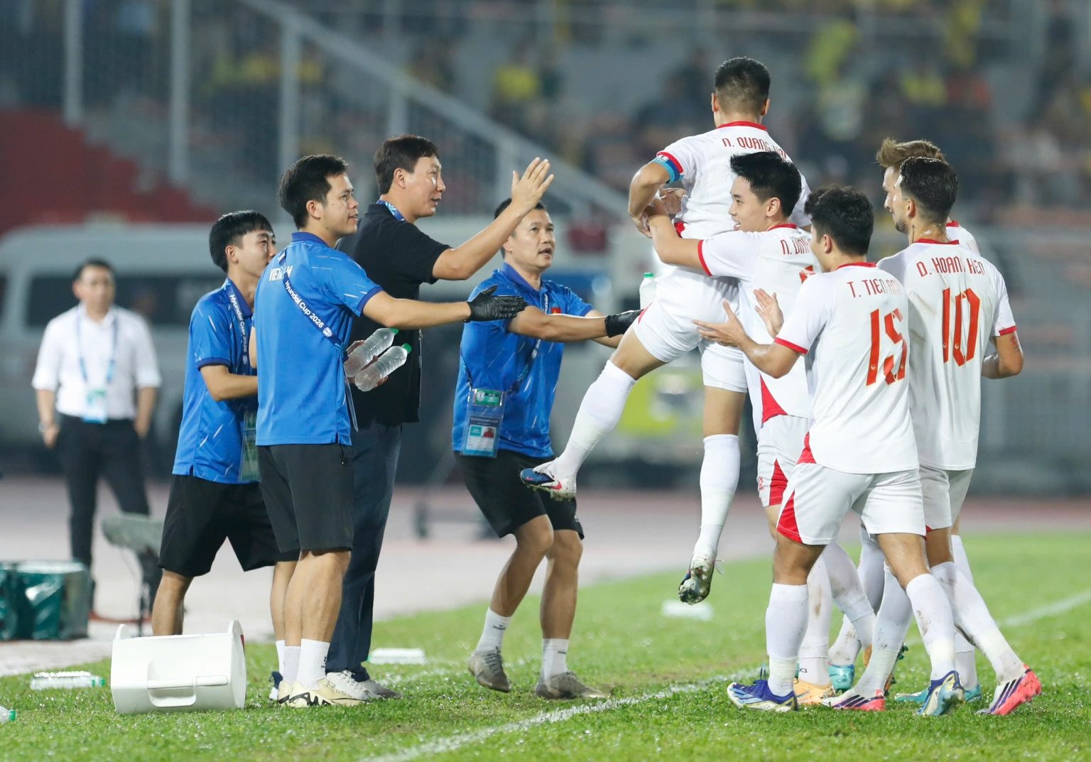 HLV Kim Sang Sik nói gì sau chiến thắng của đội tuyển Việt Nam trên sân Malaysia?- Ảnh 2.