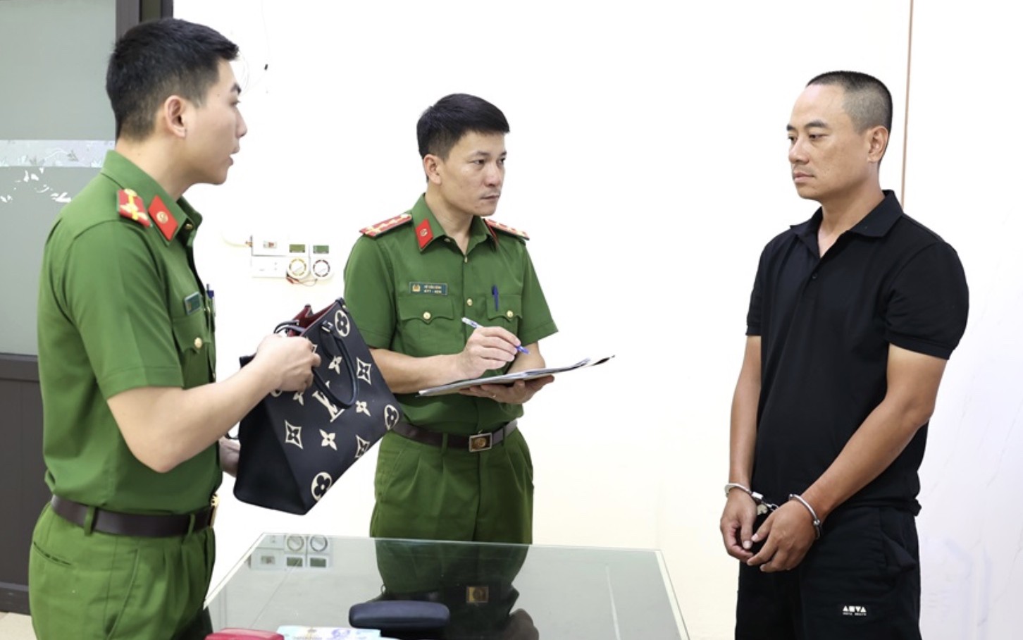 Khởi Tố Bà Bùi Thị Thơm Về Hành Vi Lợi Dụng Quyền Tự Do Dân Chủ