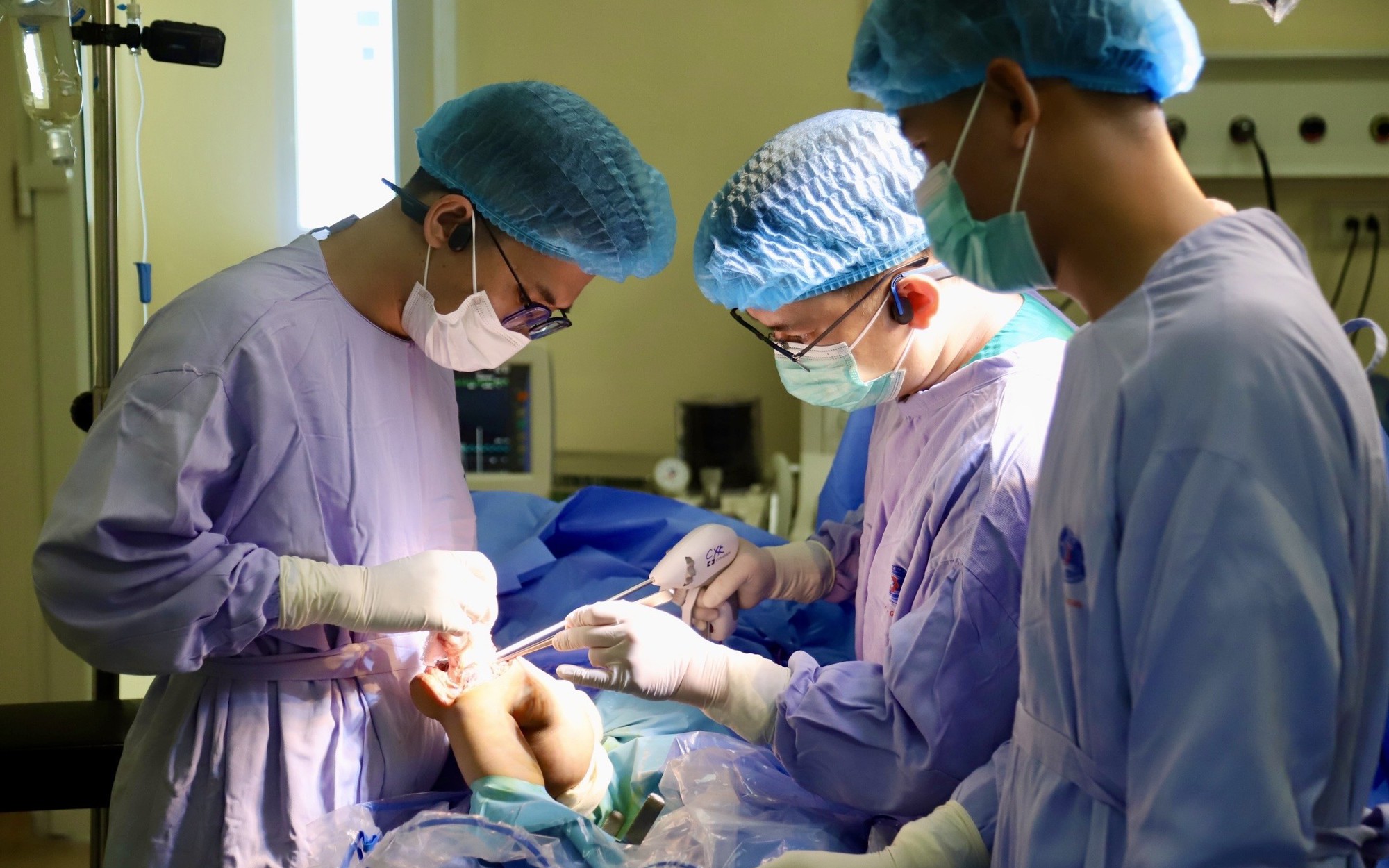 Bộ Y tế phản hồi kiến nghị 'giảm mức đóng BHYT với người thu nhập thấp'- Ảnh 2.