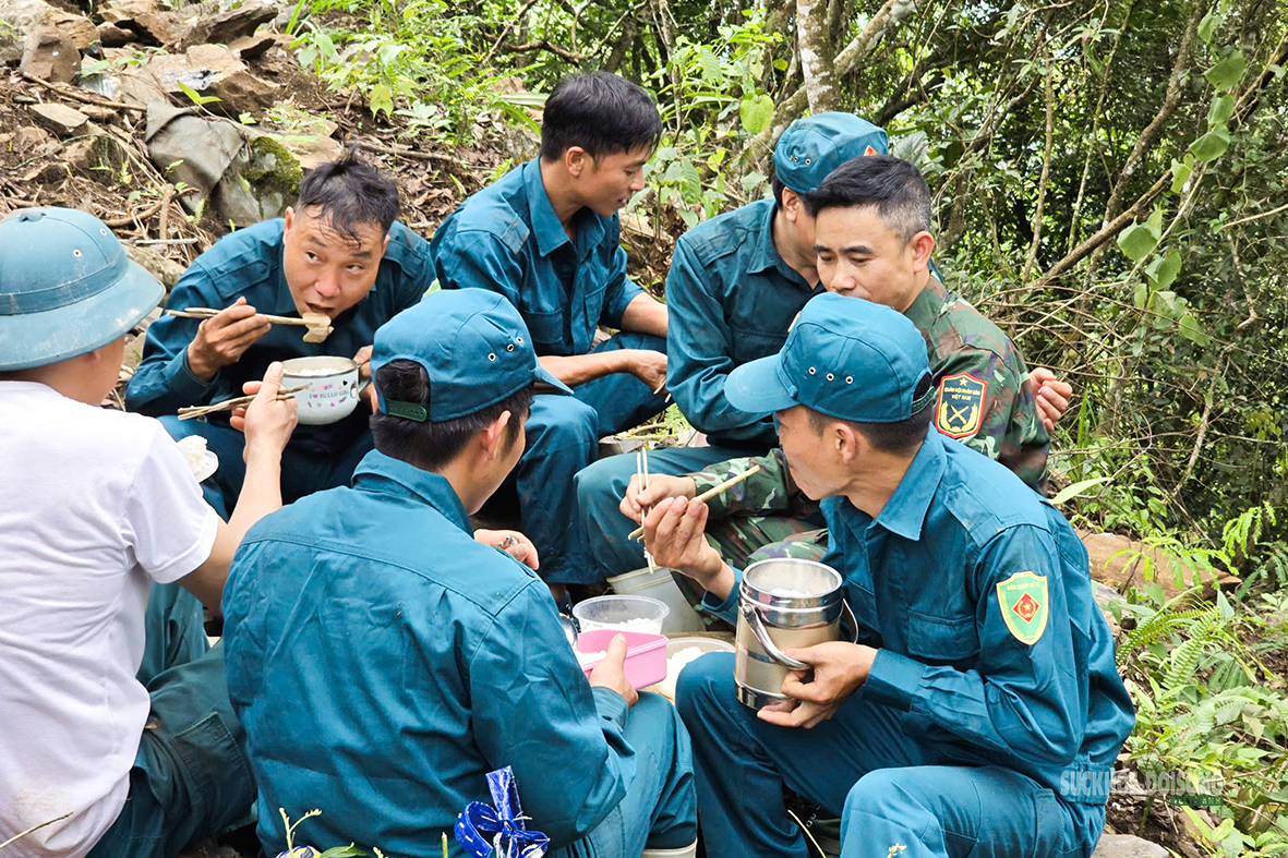 Dân quân nơi biên cương góp sức tìm hài cốt liệt sĩ giữa núi rừng Vị Xuyên - Ảnh 11.