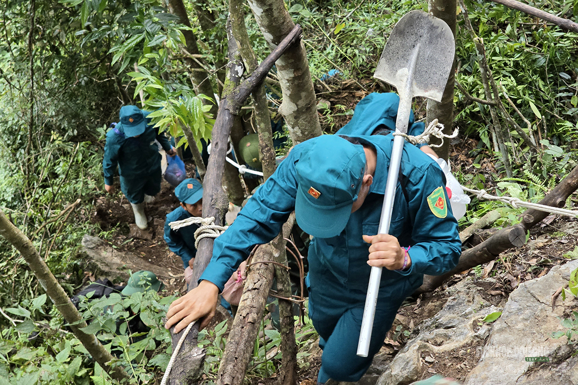 Dân quân nơi biên cương góp sức tìm hài cốt liệt sĩ giữa núi rừng Vị Xuyên - Ảnh 2.
