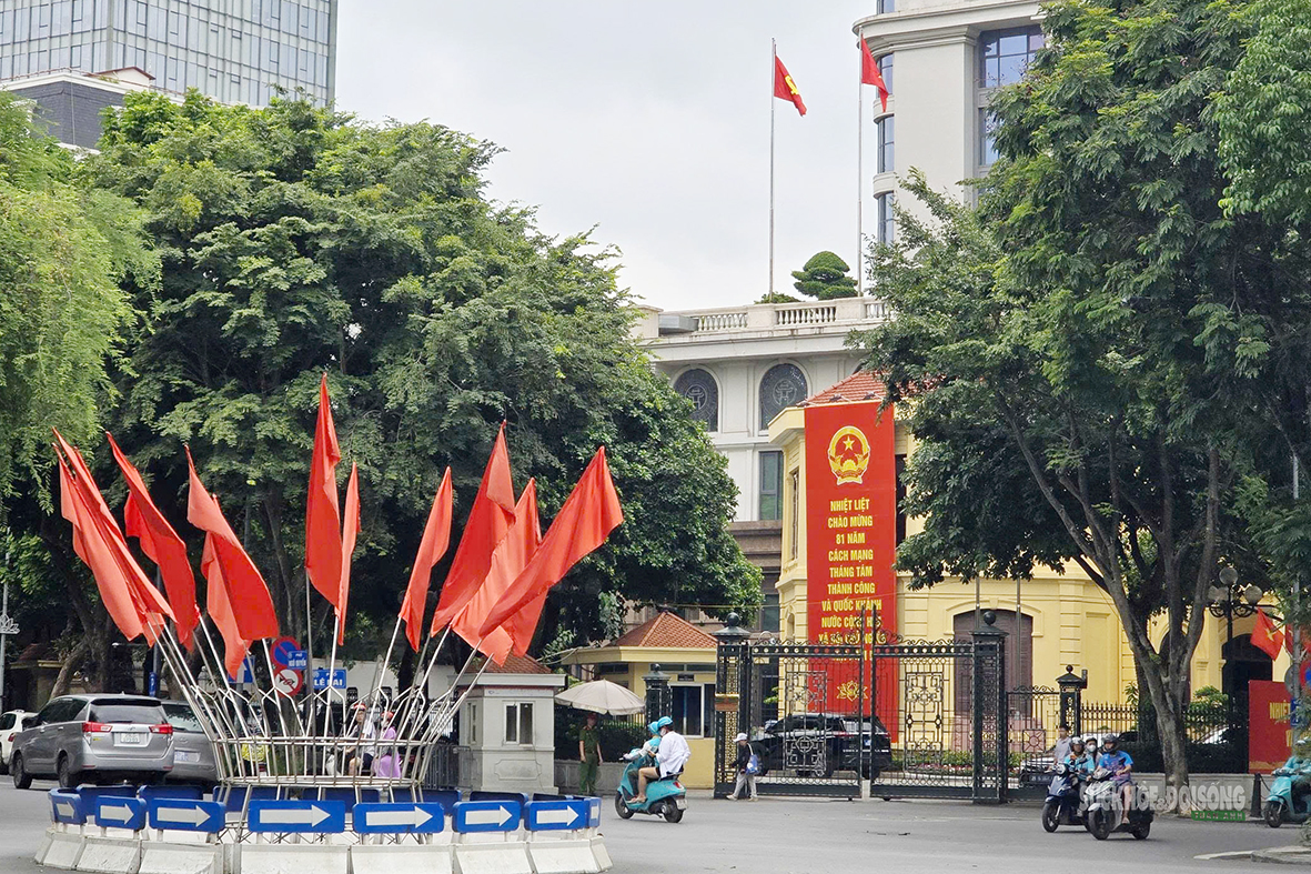 Hà Nội rực rỡ cờ hoa chào mừng Cách mạng Tháng Tám và Quốc khánh 2/9- Ảnh 10.
