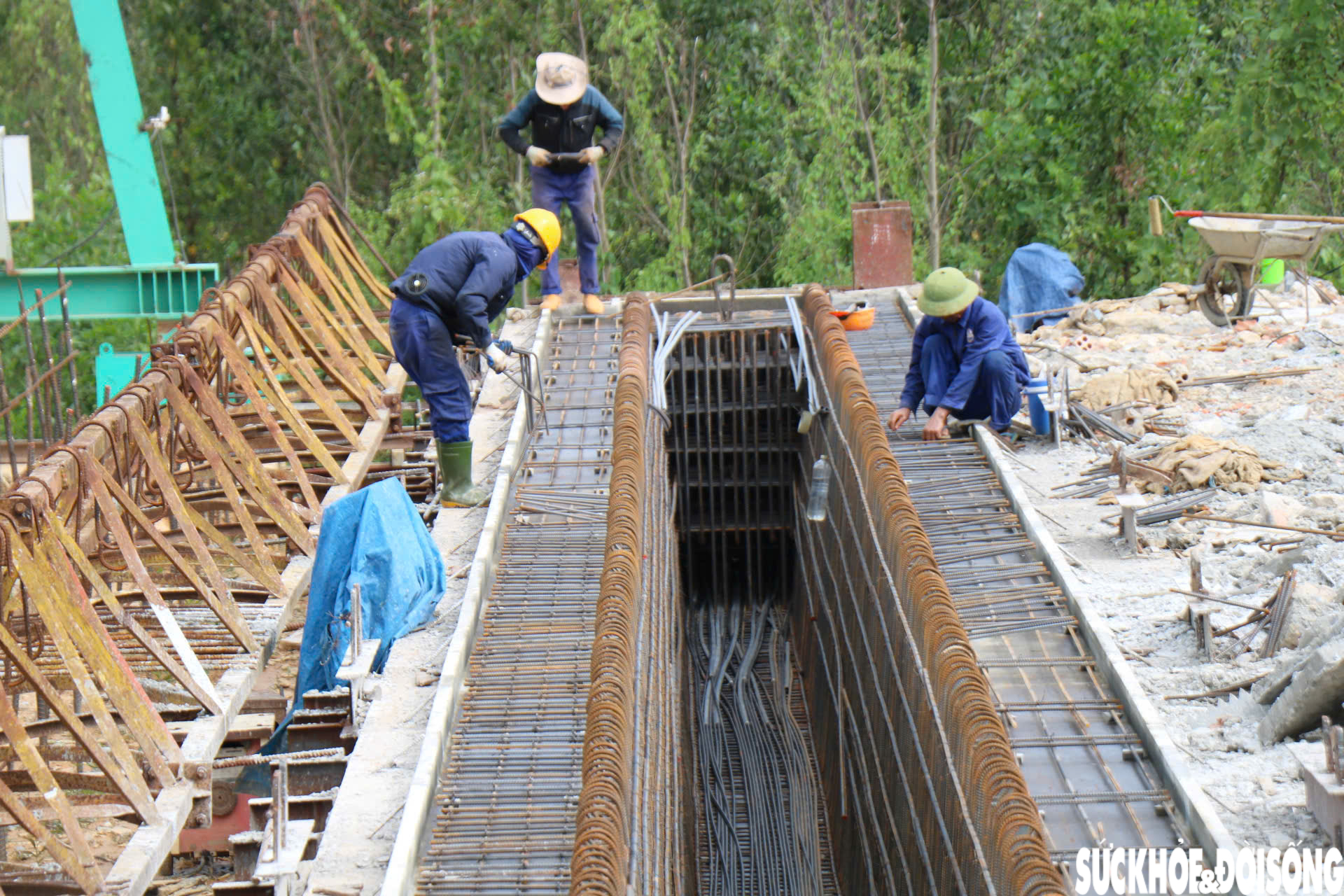 Cận cảnh đại công trường dự án thay thế cầu treo xuống cấp trên thượng nguồn sông Hương- Ảnh 4.