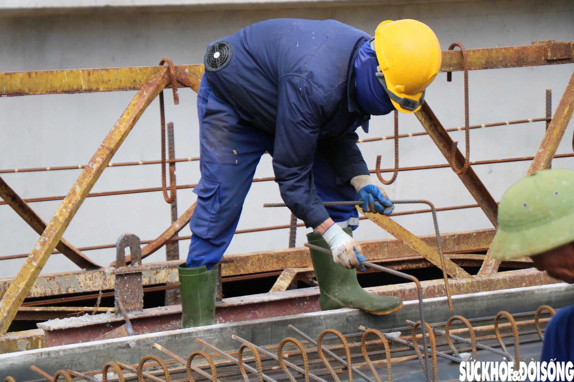 Cận cảnh đại công trường dự án thay thế cầu treo xuống cấp trên thượng nguồn sông Hương- Ảnh 6.