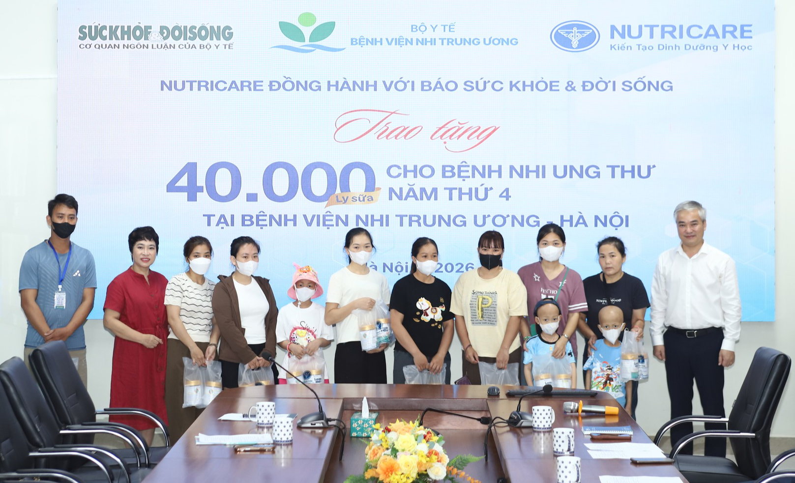 Báo Sức khỏe & Đời sống và Nutricare trao 40.000 ly sữa tiếp thêm động lực cho bệnh nhi ung thư- Ảnh 8.