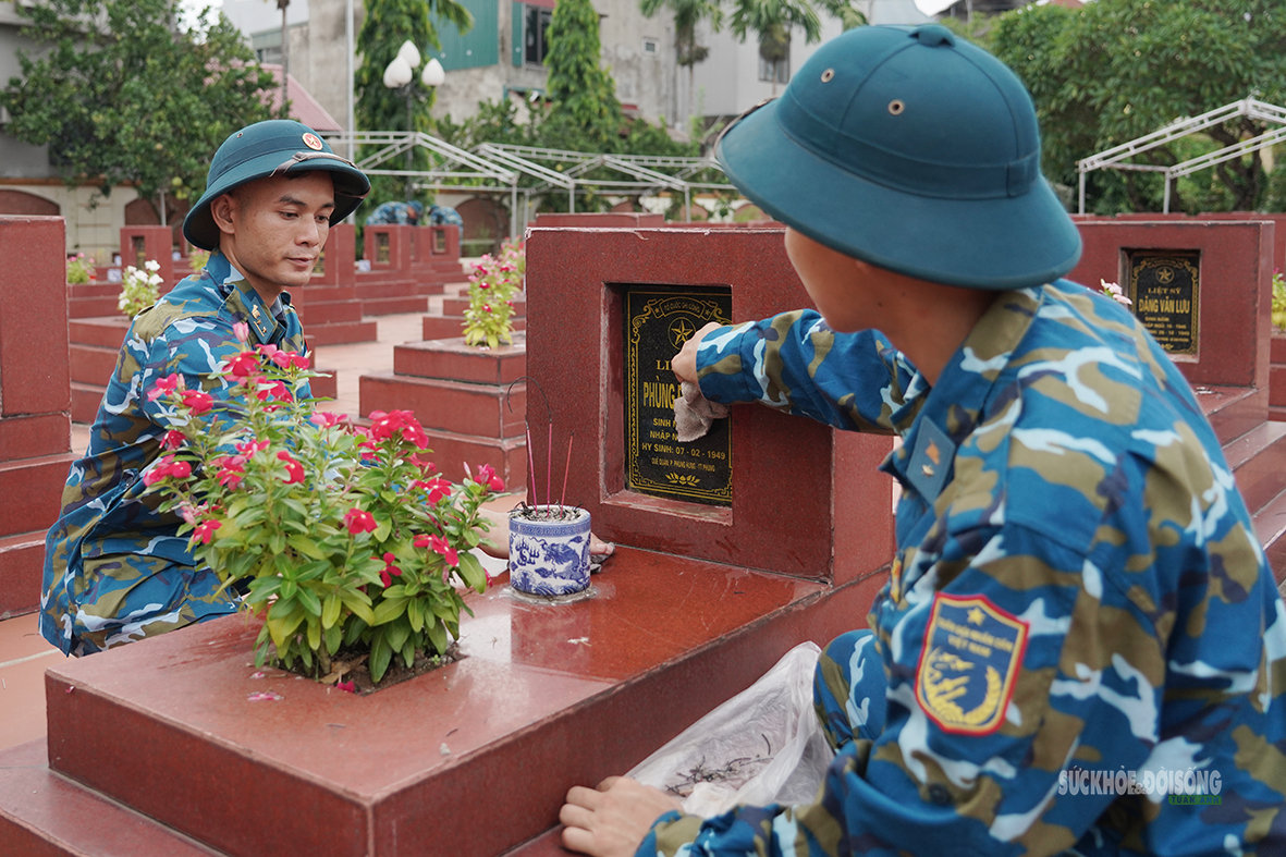 Bộ đội chỉnh trang nghĩa trang, chuẩn bị lấy mẫu hài cốt liệt sĩ - Ảnh 8.