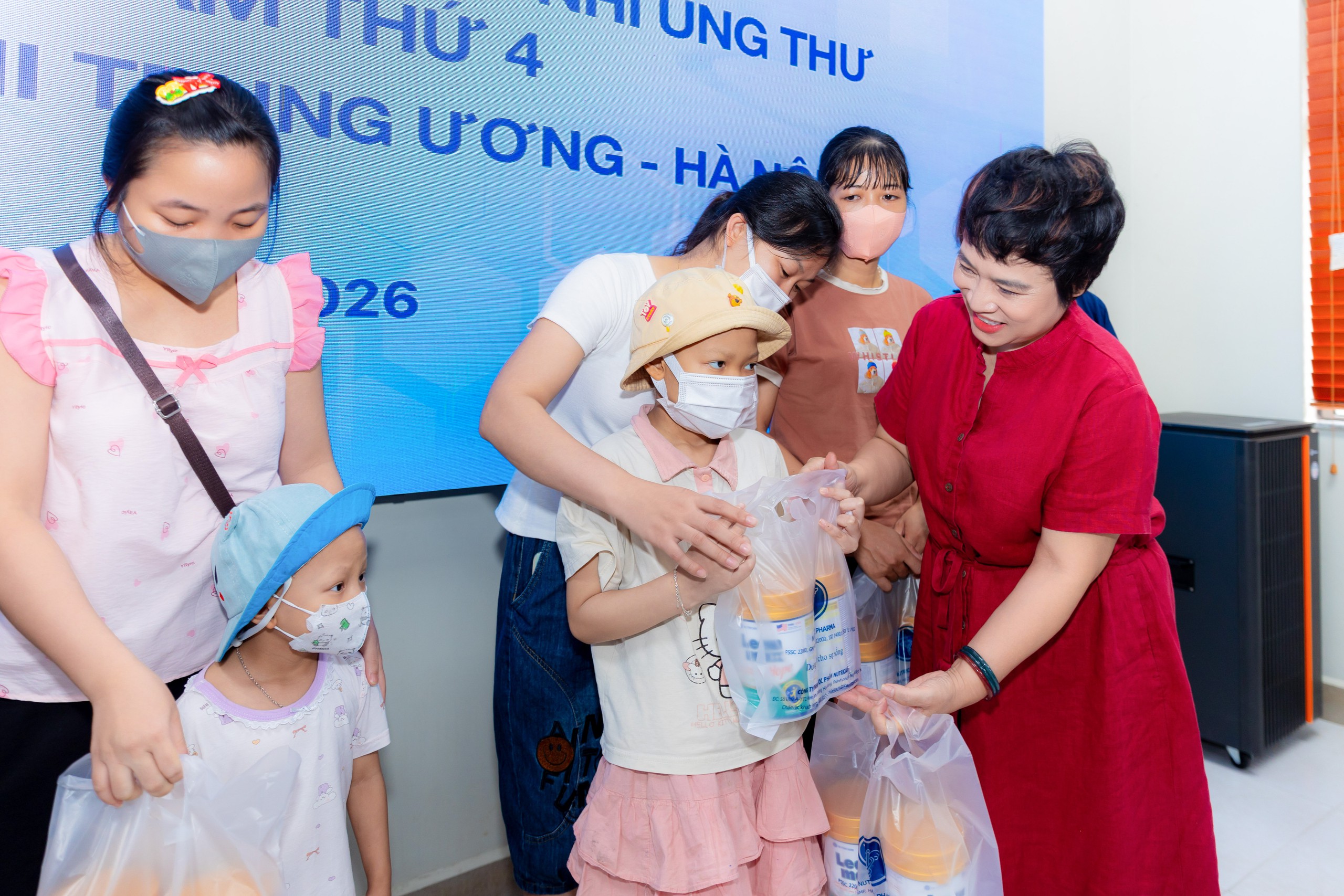 Báo Sức khỏe & Đời sống và Nutricare trao 40.000 ly sữa tiếp thêm động lực cho bệnh nhi ung thư- Ảnh 5.