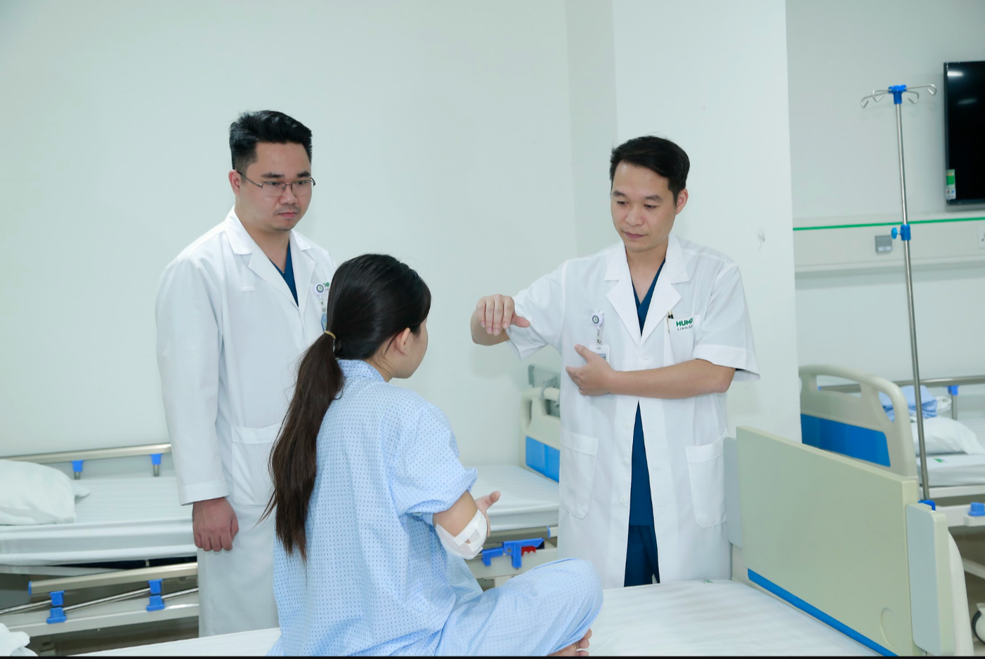 Sau 3 ngày phẫu thuật gãy xương, tay bé gái đã vận động được - Ảnh 2.