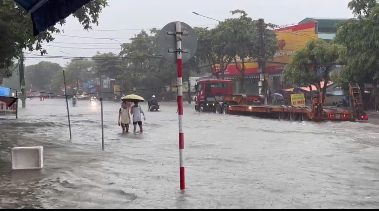 Mưa lớn, nhiều tuyến phố trung tâm Nghệ An ngập sâu, loạt xe chết máy- Ảnh 7.