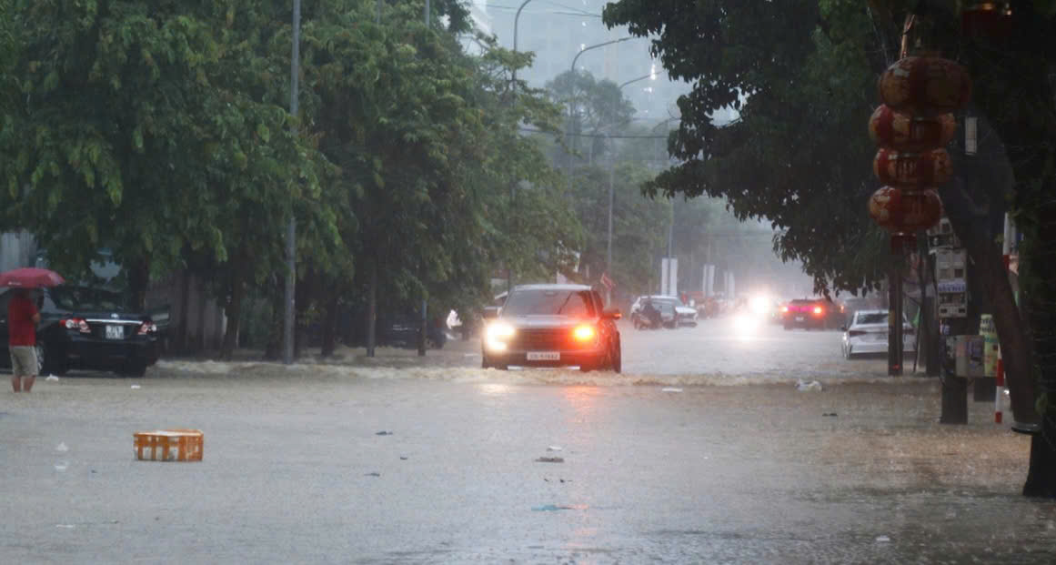 Mưa lớn, nhiều tuyến phố trung tâm Nghệ An ngập sâu, loạt xe chết máy- Ảnh 8.