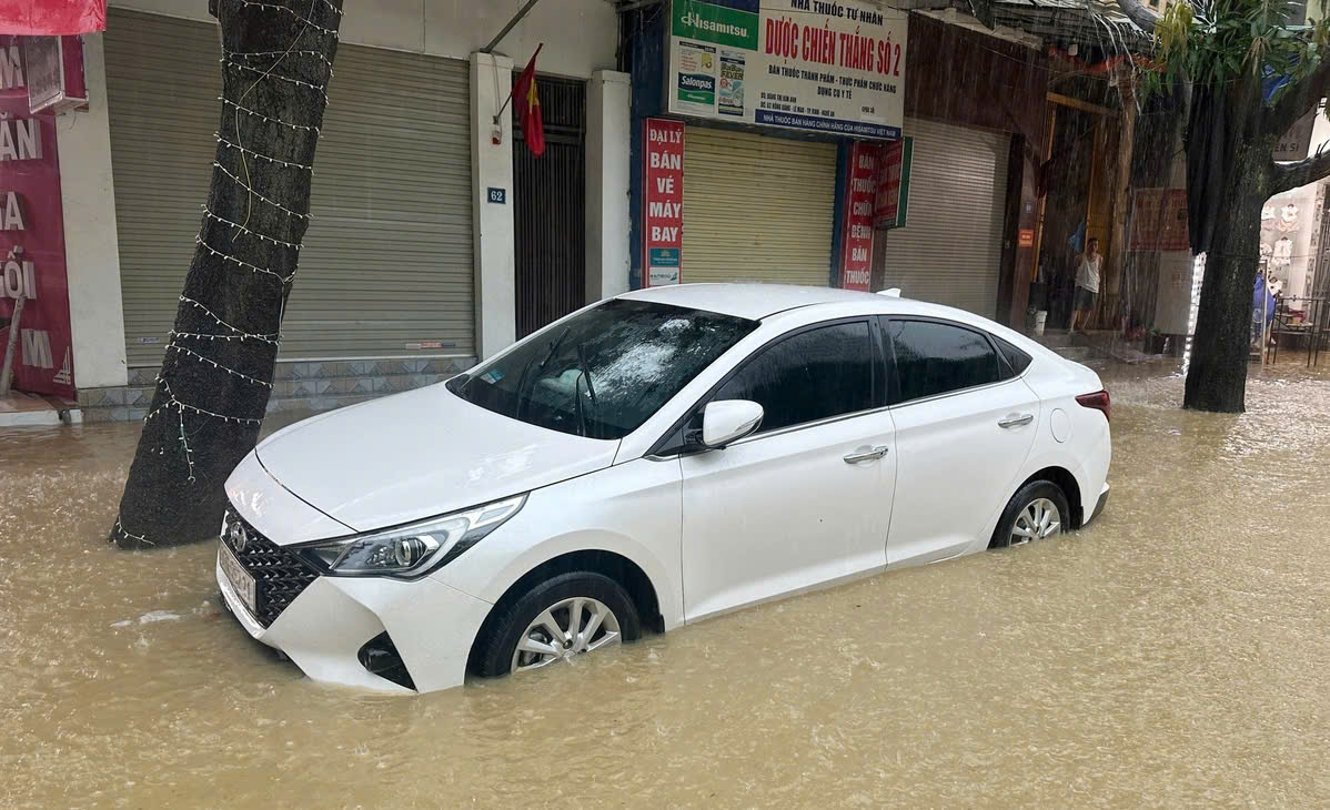 Mưa lớn, nhiều tuyến phố trung tâm Nghệ An ngập sâu, loạt xe chết máy- Ảnh 10.