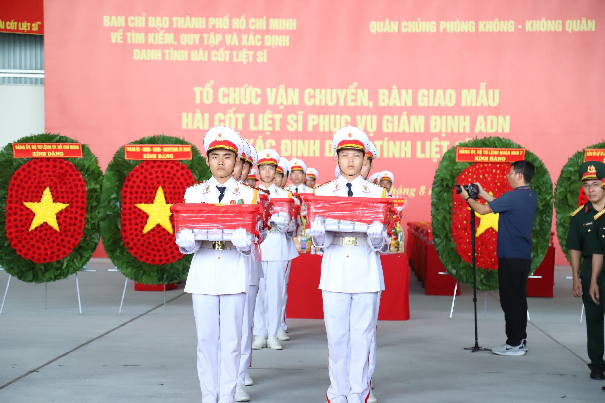 Gallery - Chuyến bay đặc biệt, nhiệm vụ thiêng liêng đưa mẫu liệt sĩ đi giám định ADN - image 4