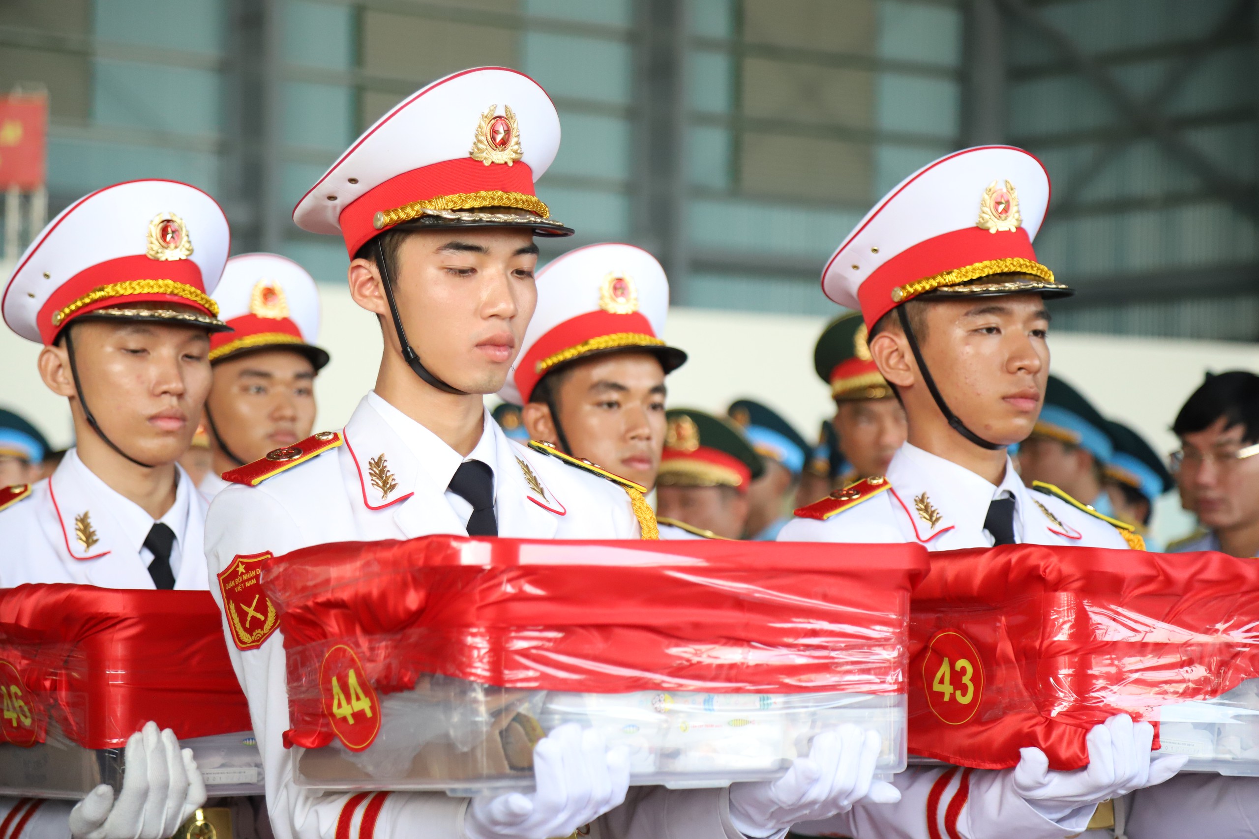 Gallery - Chuyến bay đặc biệt, nhiệm vụ thiêng liêng đưa mẫu liệt sĩ đi giám định ADN - image 7
