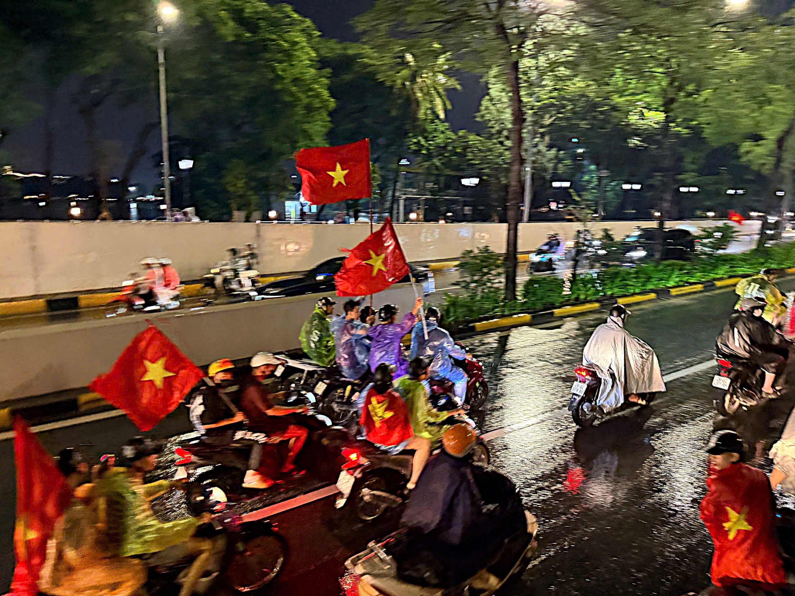 Hình ảnh người dân Hà Nội 'đi bão' dưới mưa mừng tuyển Việt Nam thắng Thái Lan- Ảnh 3.