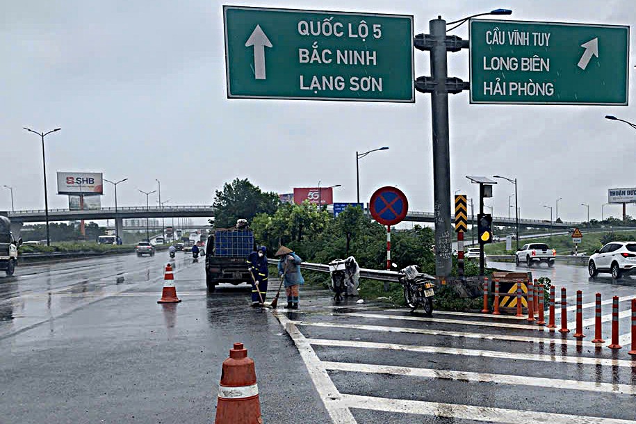 Gallery - Công nhân 'đội mưa' dọn dẹp đường phố Hà Nội trước kỳ nghỉ Lễ Quốc khánh 2/9 - image 2