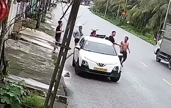 Người đàn ông chặn đường, cầm mũ bảo hiểm đánh tài xế ô tô- Ảnh 2.