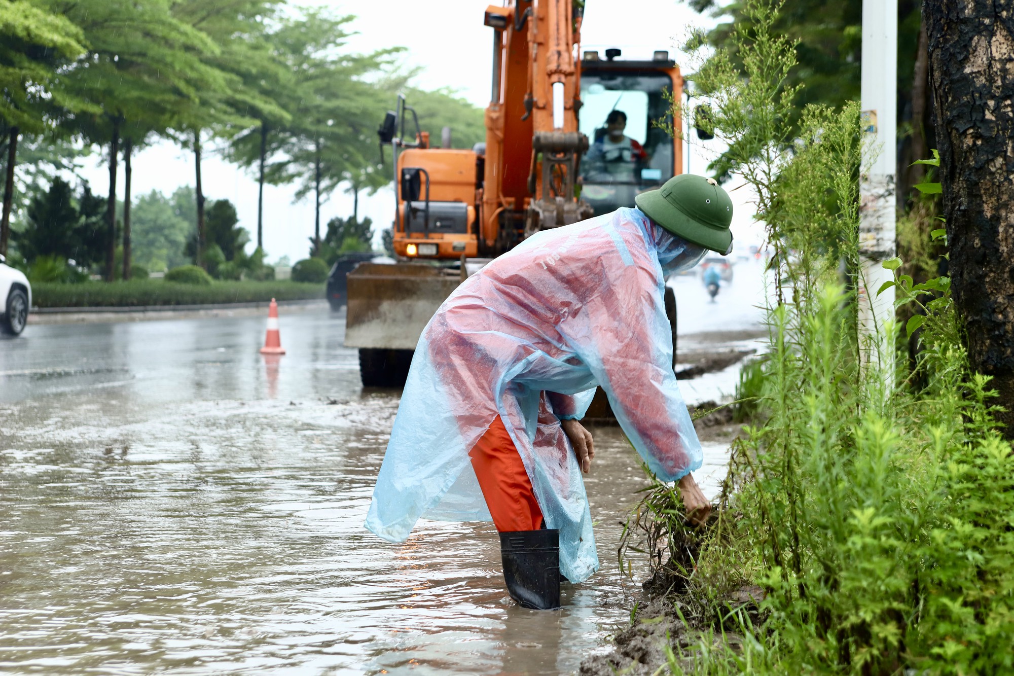 Gallery - Công nhân 'đội mưa' dọn dẹp đường phố Hà Nội trước kỳ nghỉ Lễ Quốc khánh 2/9 - image 6