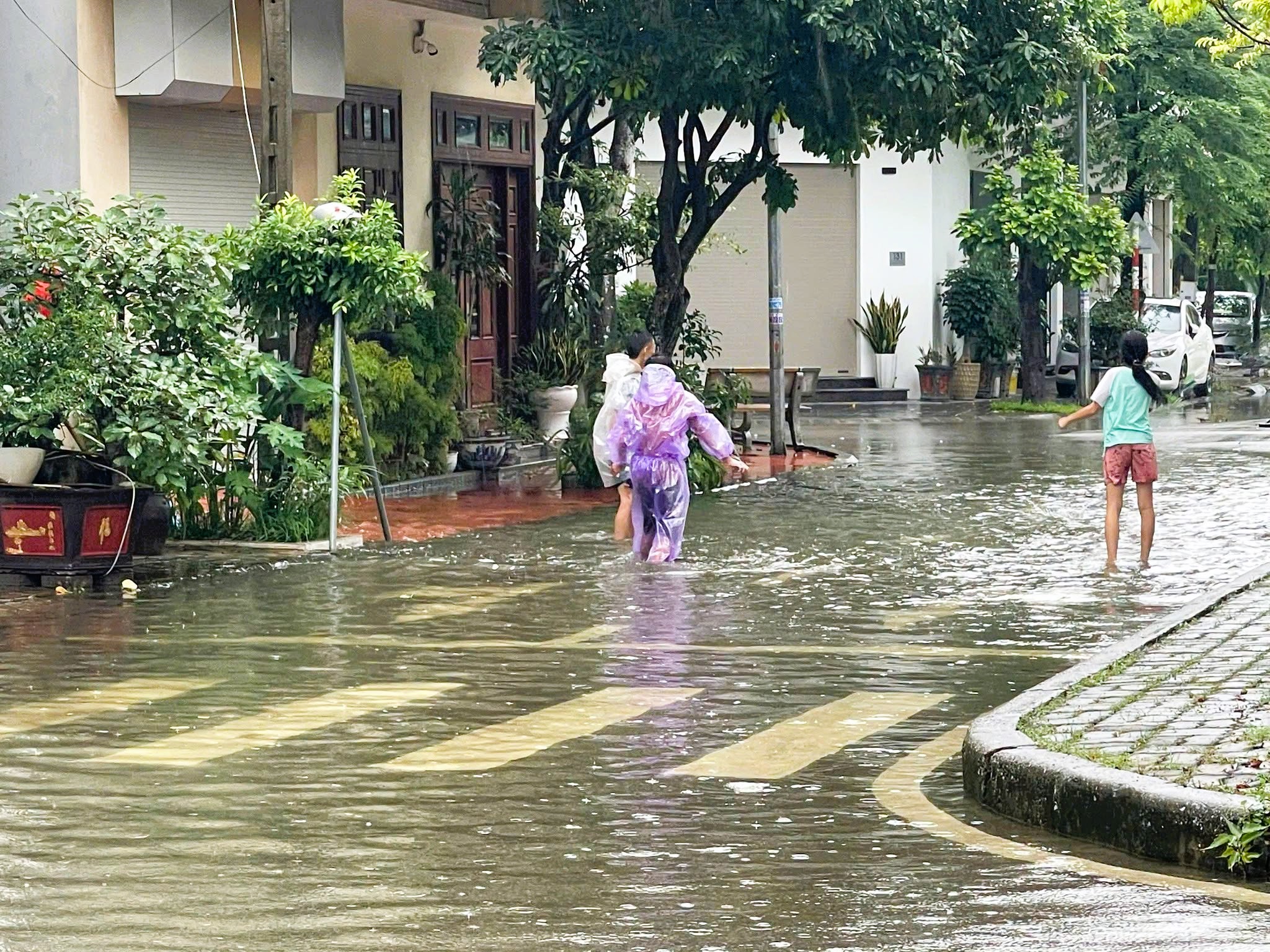 Mưa lớn kéo dài, nhiều nơi ở Hải Phòng, Quảng Ninh ngập lụt- Ảnh 4.