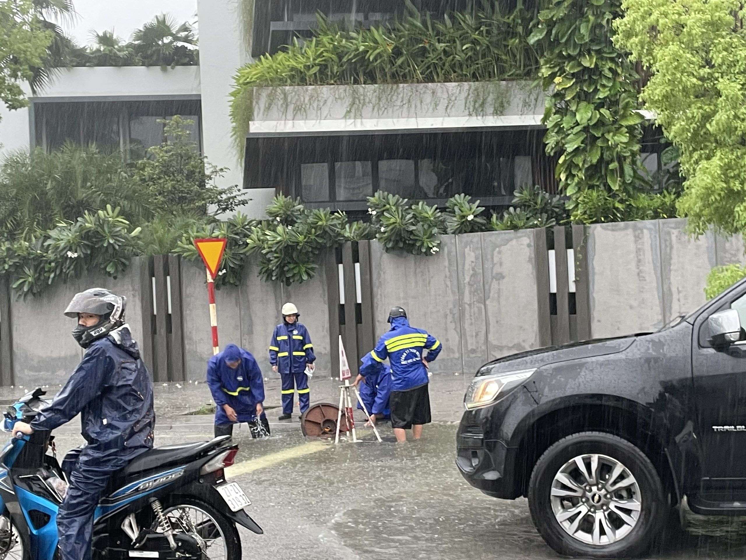Mưa lớn kéo dài, nhiều nơi ở Hải Phòng, Quảng Ninh ngập lụt- Ảnh 8.