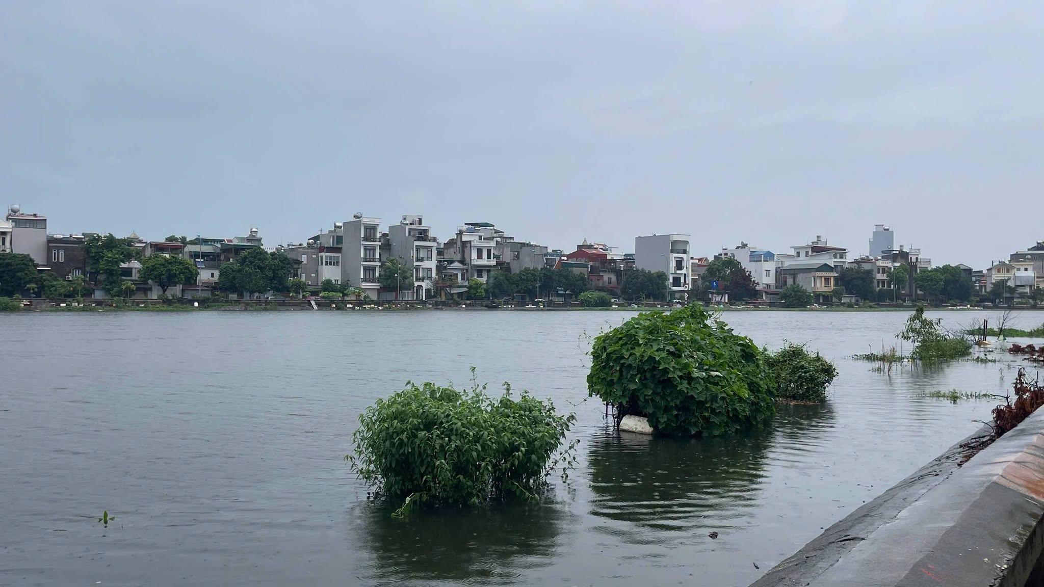 Mưa lớn kéo dài, nhiều nơi ở Hải Phòng, Quảng Ninh ngập lụt- Ảnh 9.