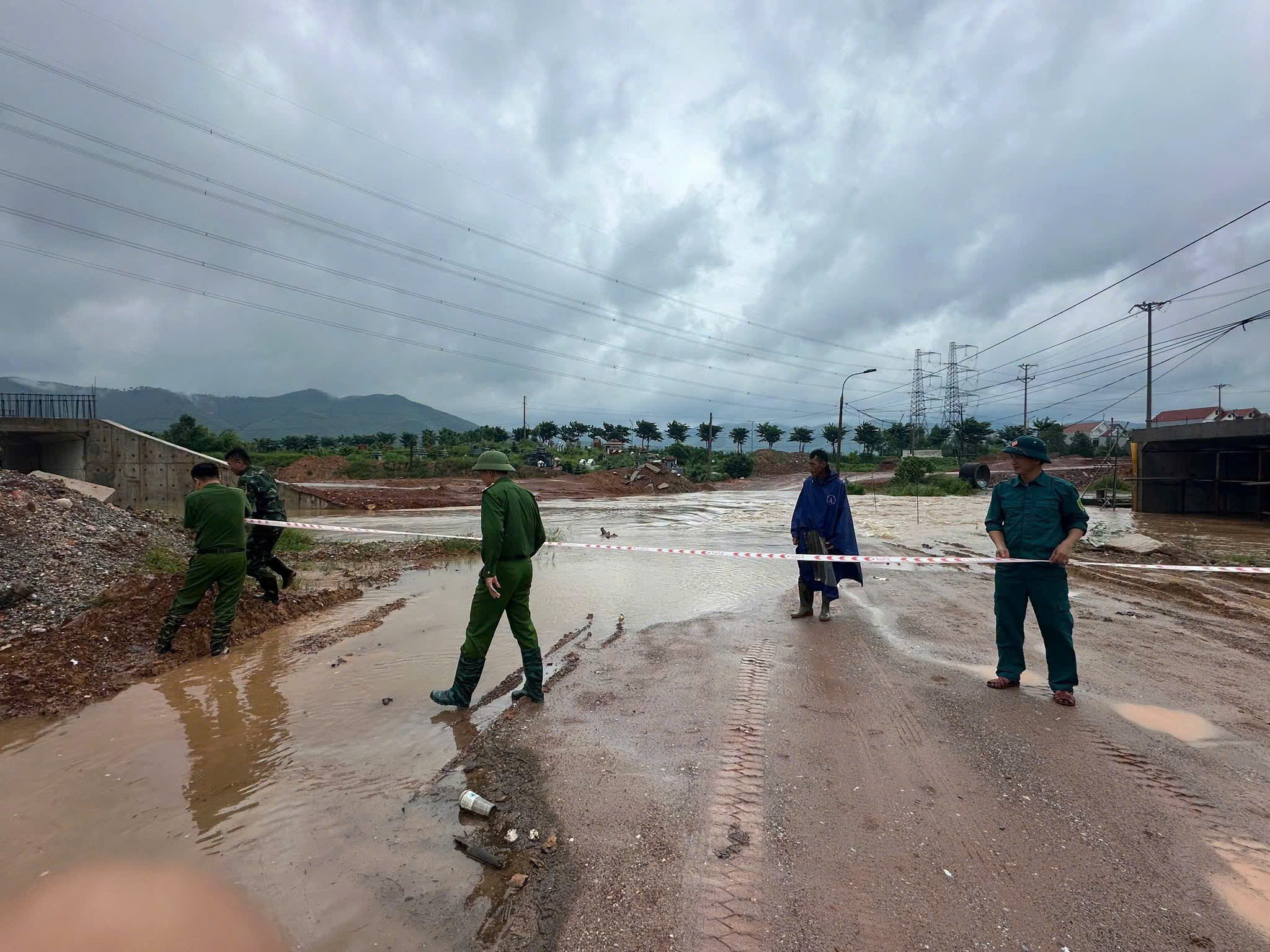 Mưa lớn kéo dài, nhiều nơi ở Hải Phòng, Quảng Ninh ngập lụt- Ảnh 12.