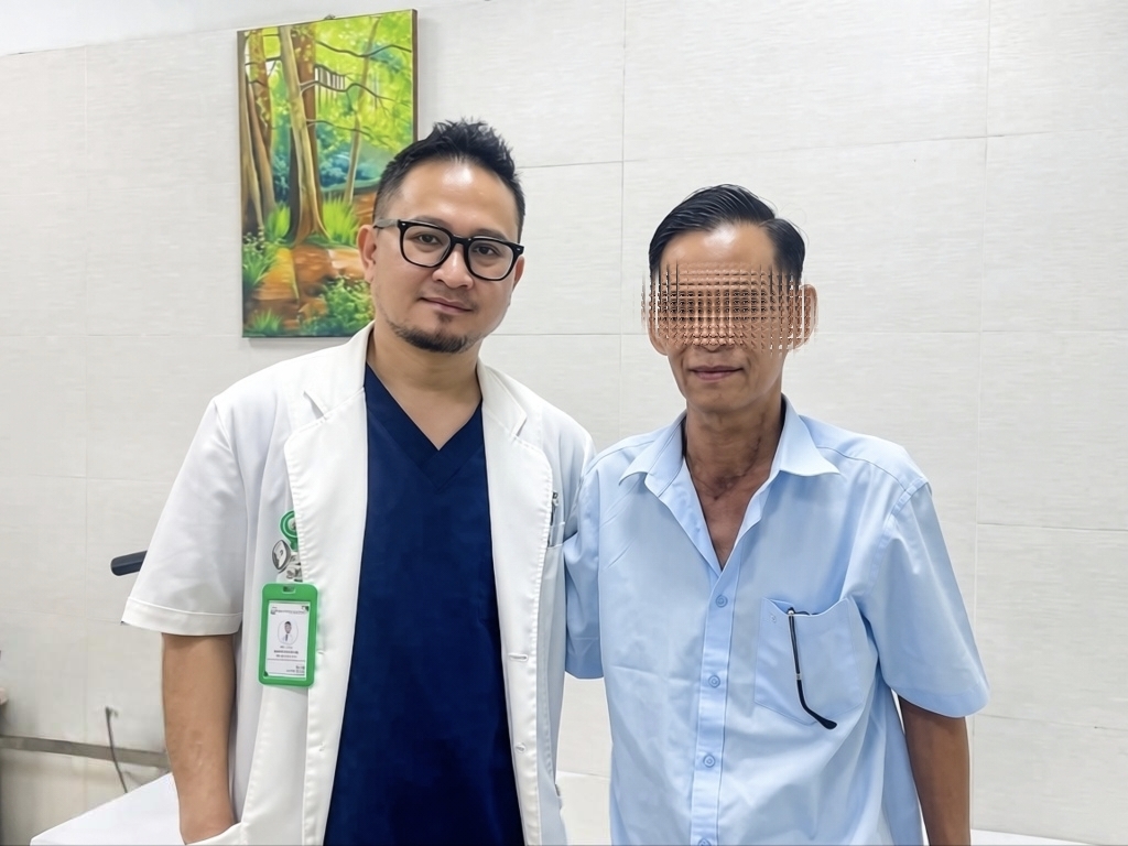 Hành trình ‘giải cứu’ đường tiêu hoá cho người đàn ông 
uống nhầm thuốc tẩy bồn cầu - Ảnh 2.