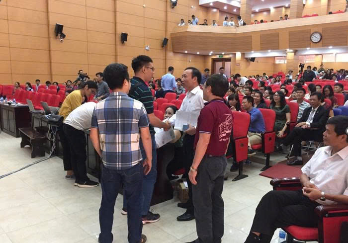 Gallery - Bác sĩ nội trú - Những lặng lẽ phía sau ánh hào quang - image 1