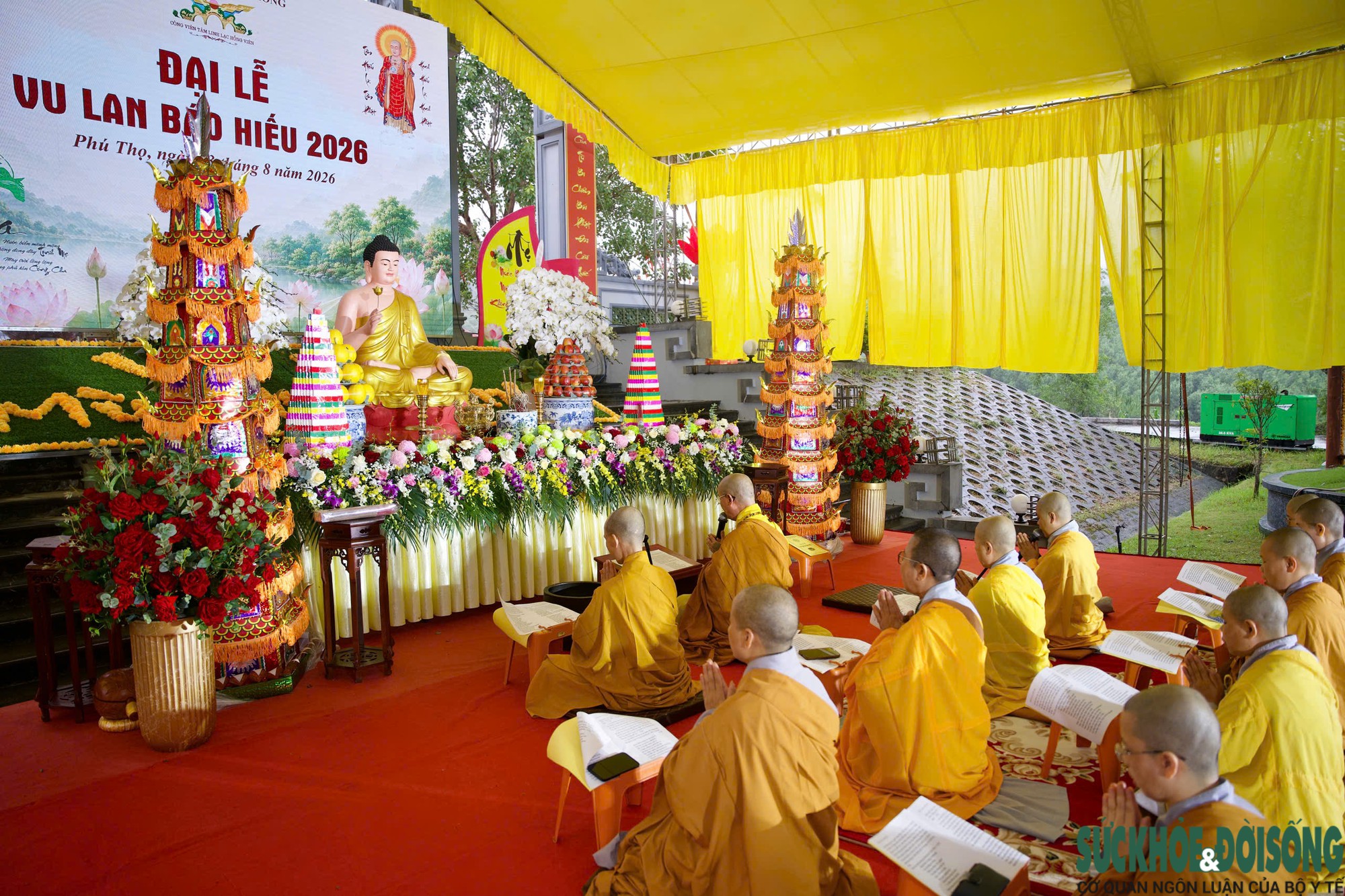 Hàng trăm người nghẹn ngào trong nghi thức 'Bông hồng cài áo' tại Đại lễ Vu lan - Ảnh 2.