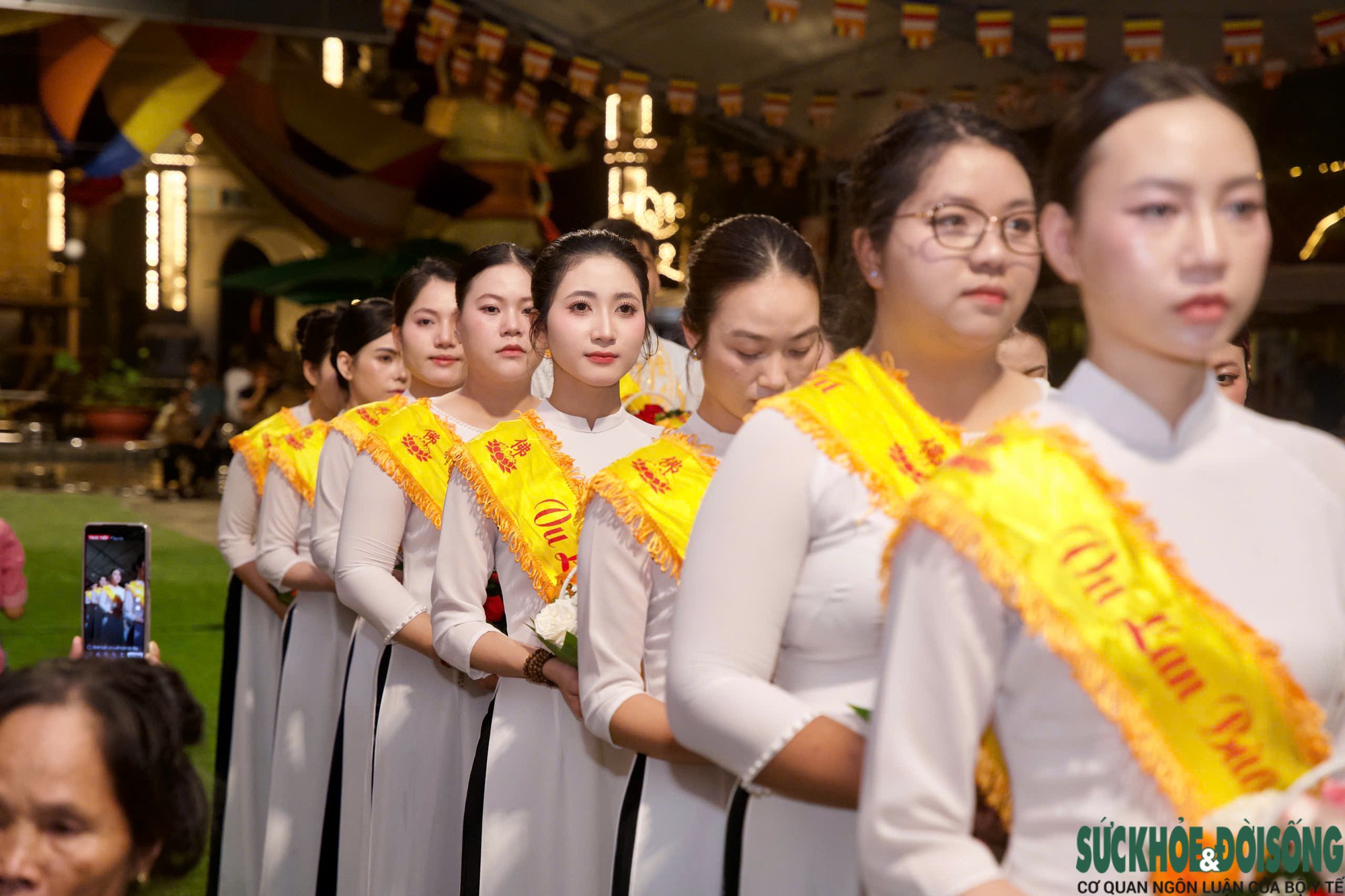 Hàng trăm người nghẹn ngào trong nghi thức 'Bông hồng cài áo' tại Đại lễ Vu lan - Ảnh 4.