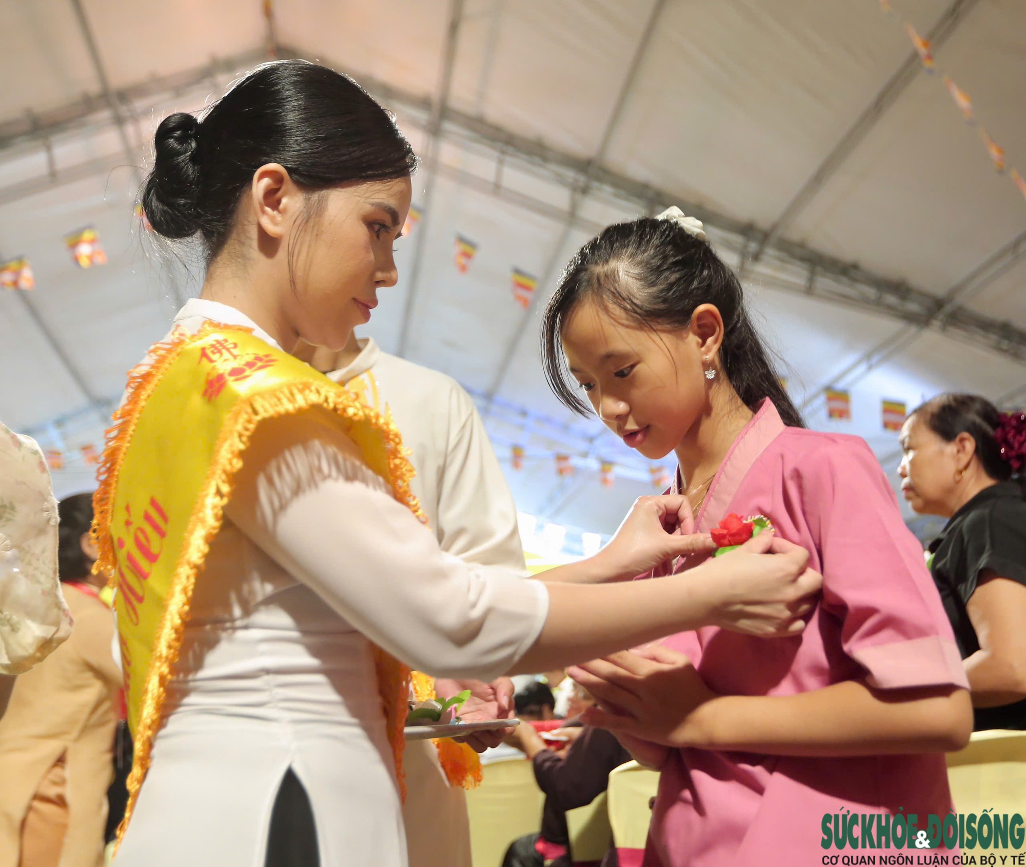 Hàng trăm người nghẹn ngào trong nghi thức 'Bông hồng cài áo' tại Đại lễ Vu lan - Ảnh 5.