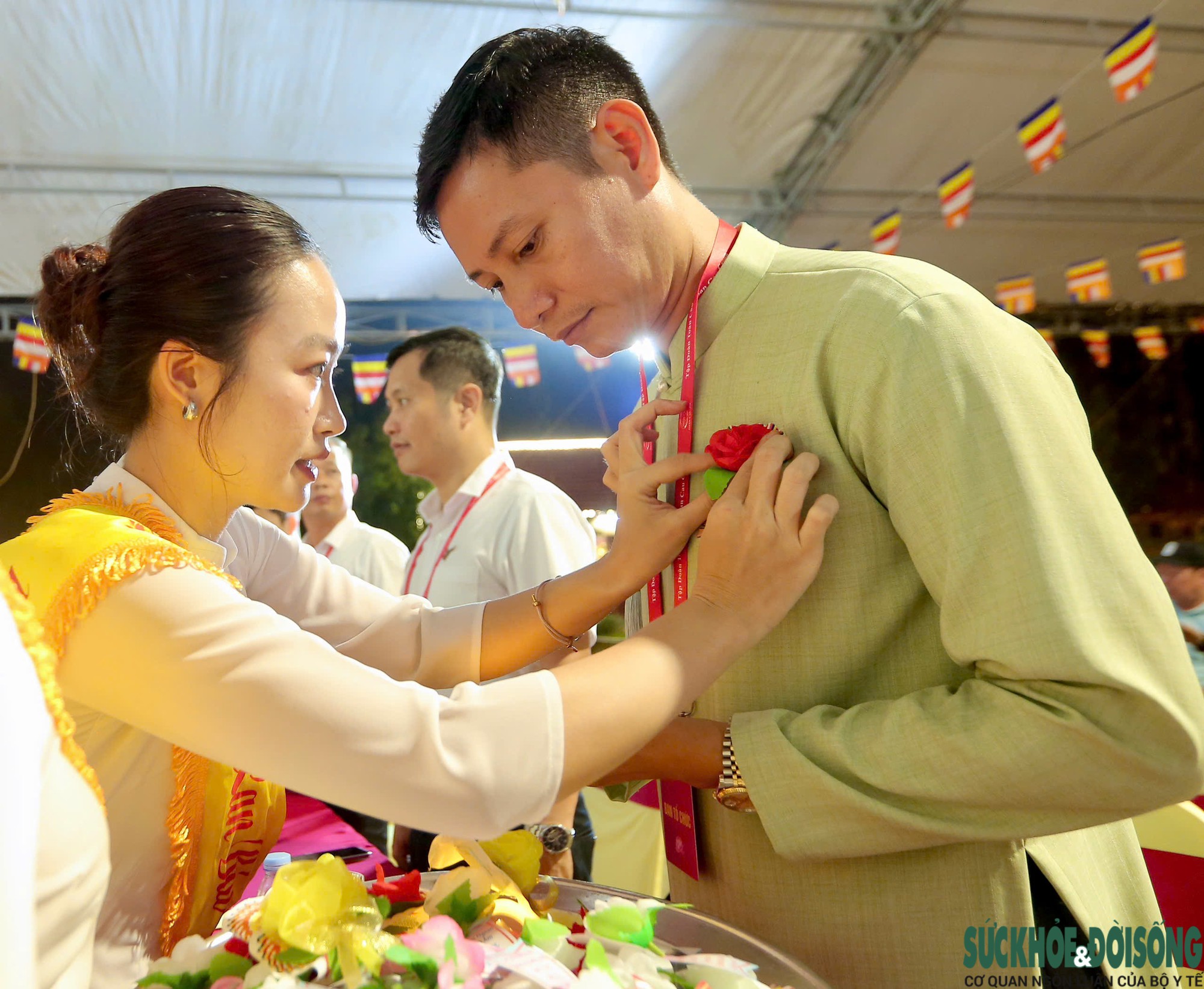 Hàng trăm người nghẹn ngào trong nghi thức 'Bông hồng cài áo' tại Đại lễ Vu lan - Ảnh 6.
