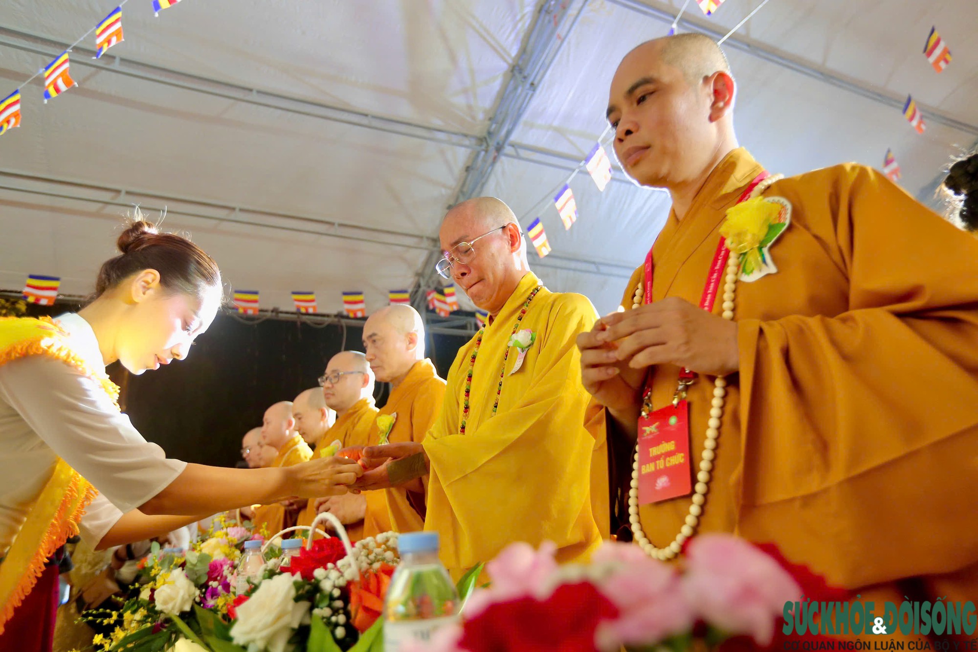 Hàng trăm người nghẹn ngào trong nghi thức 'Bông hồng cài áo' tại Đại lễ Vu lan - Ảnh 7.