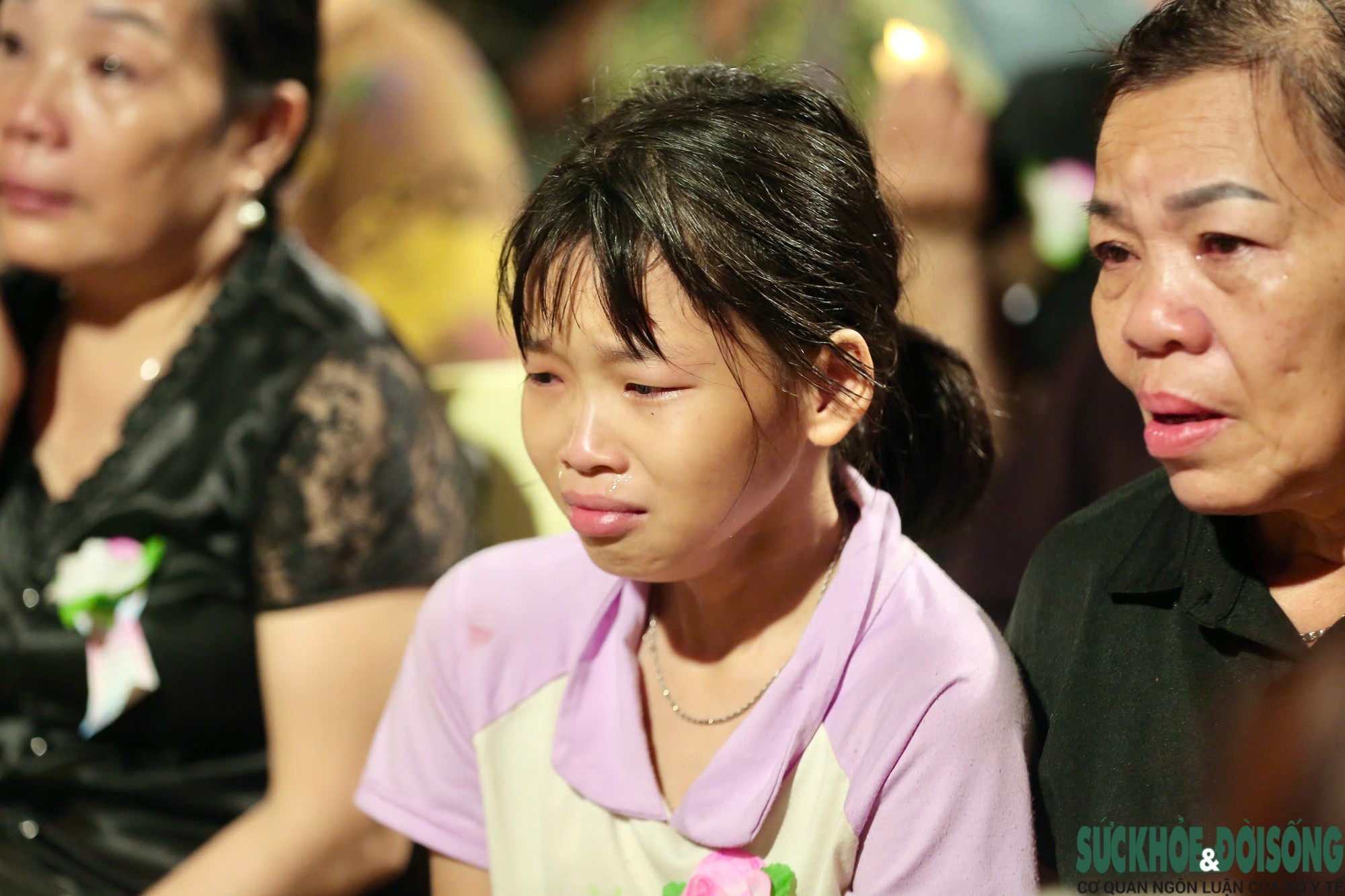 Hàng trăm người nghẹn ngào trong nghi thức 'Bông hồng cài áo' tại Đại lễ Vu lan - Ảnh 10.