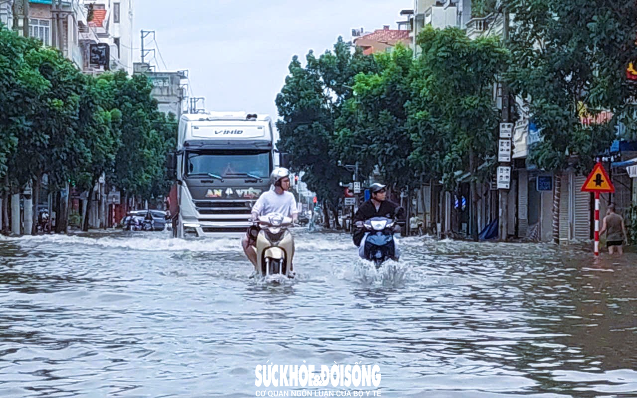 Gallery - Mưa ngớt nhưng nhiều nơi ở Hải Phòng vẫn ngập cục bộ - image 3