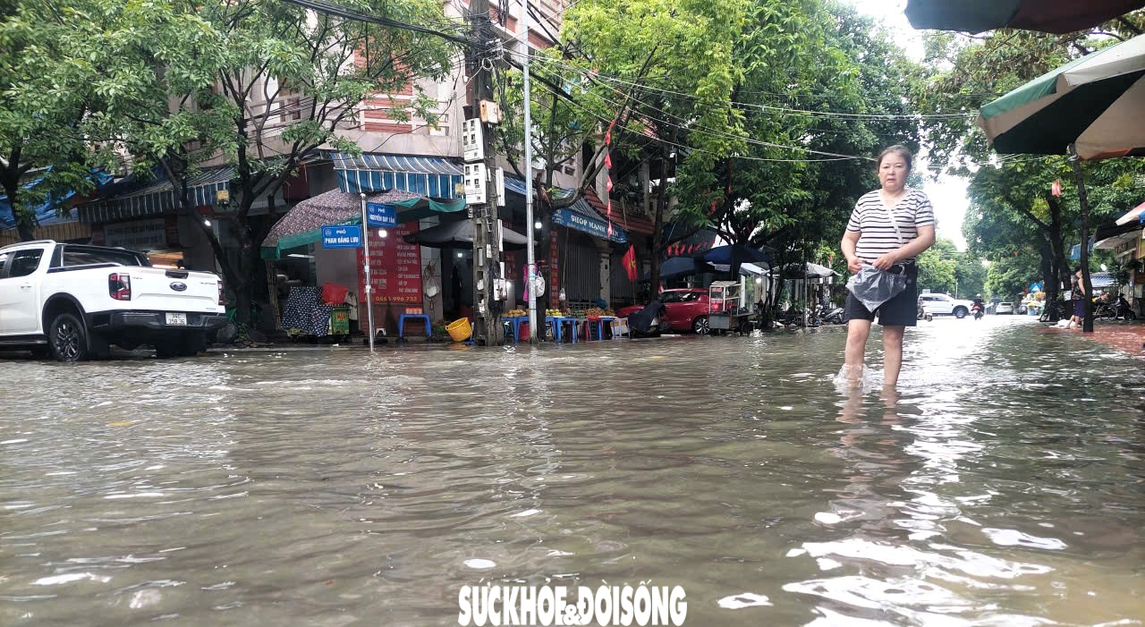 Gallery - Mưa ngớt nhưng nhiều nơi ở Hải Phòng vẫn ngập cục bộ - image 5